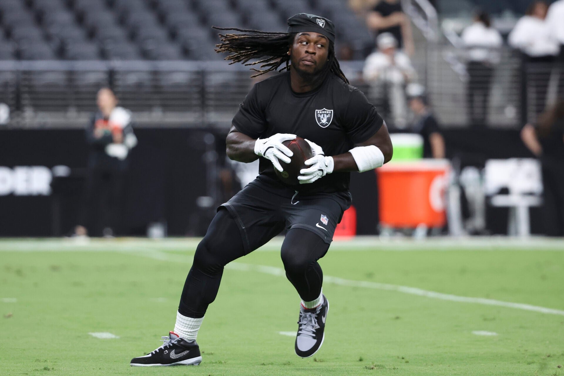 Las Vegas Raiders dealt major blow as Ashton Jeanty leaves practice with serious injury