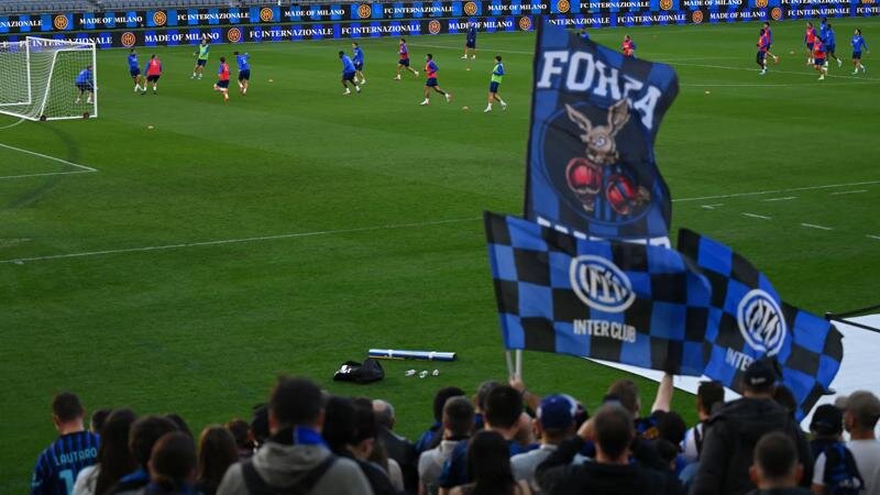 Final training session in Perth: the fans embrace the team at the Optus Stadium