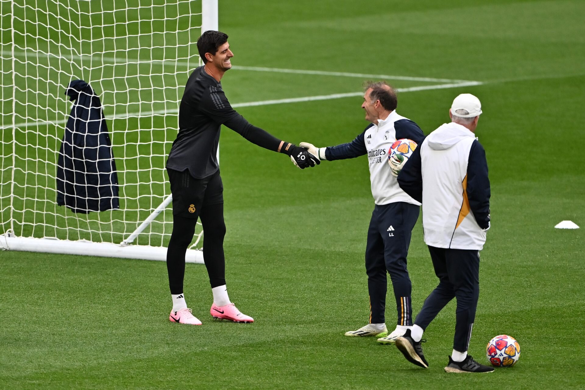 Confirmed: Real Madrid bid farewell to long-serving goalkeeping coach; Courtois shares heartfelt message