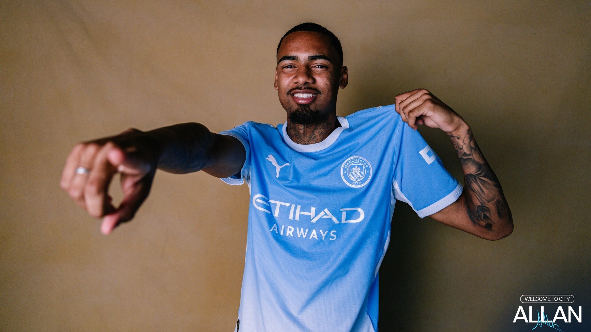 Gallery: Behind-the-scenes as Allan signs for City
