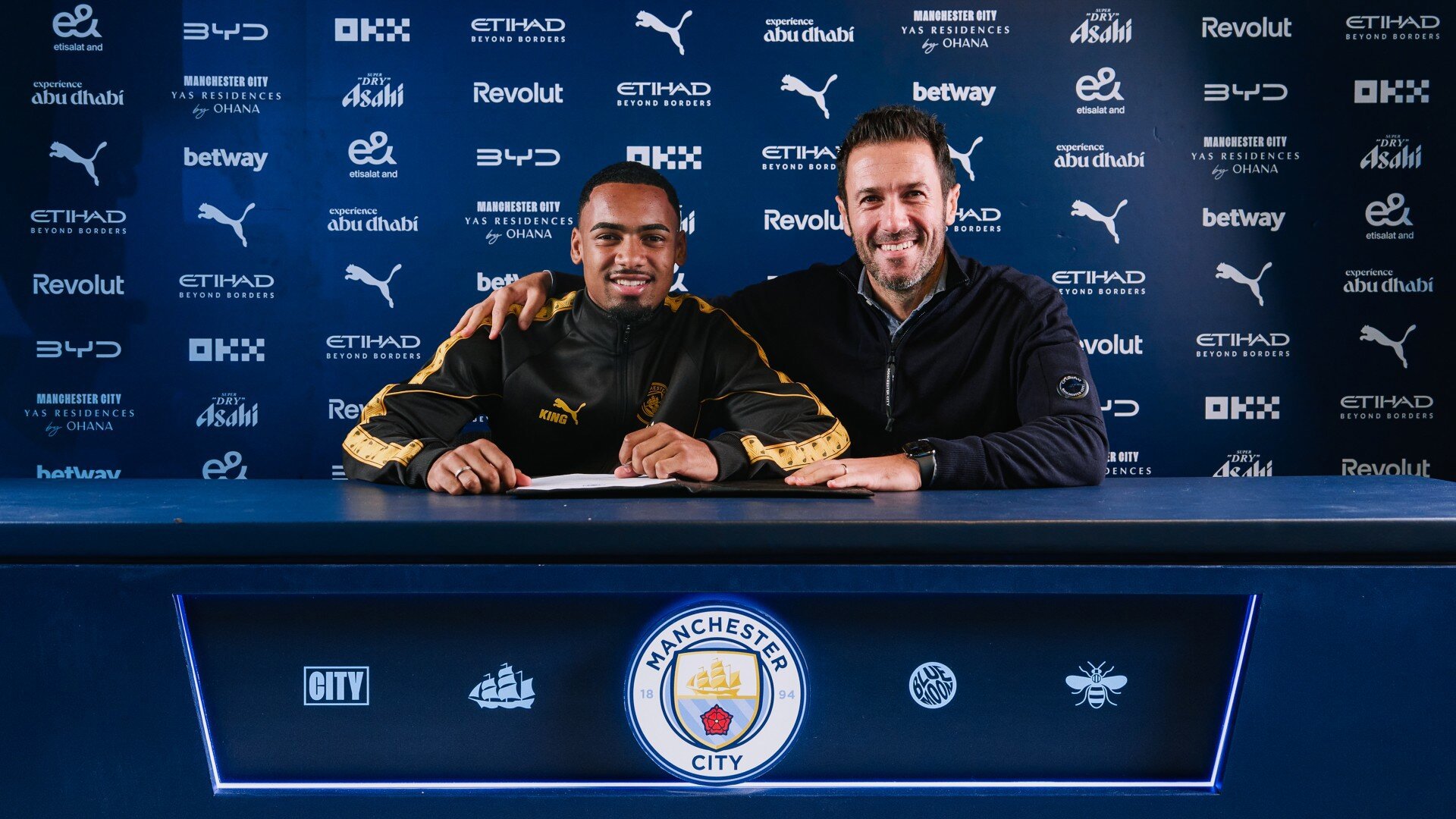 City seal signing of winger Allan Elias