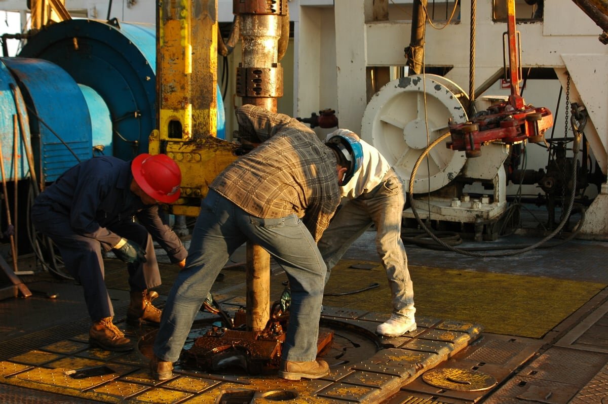 2 Energy Dividend Stocks to Buy -- and the Risk Behind Each Payout