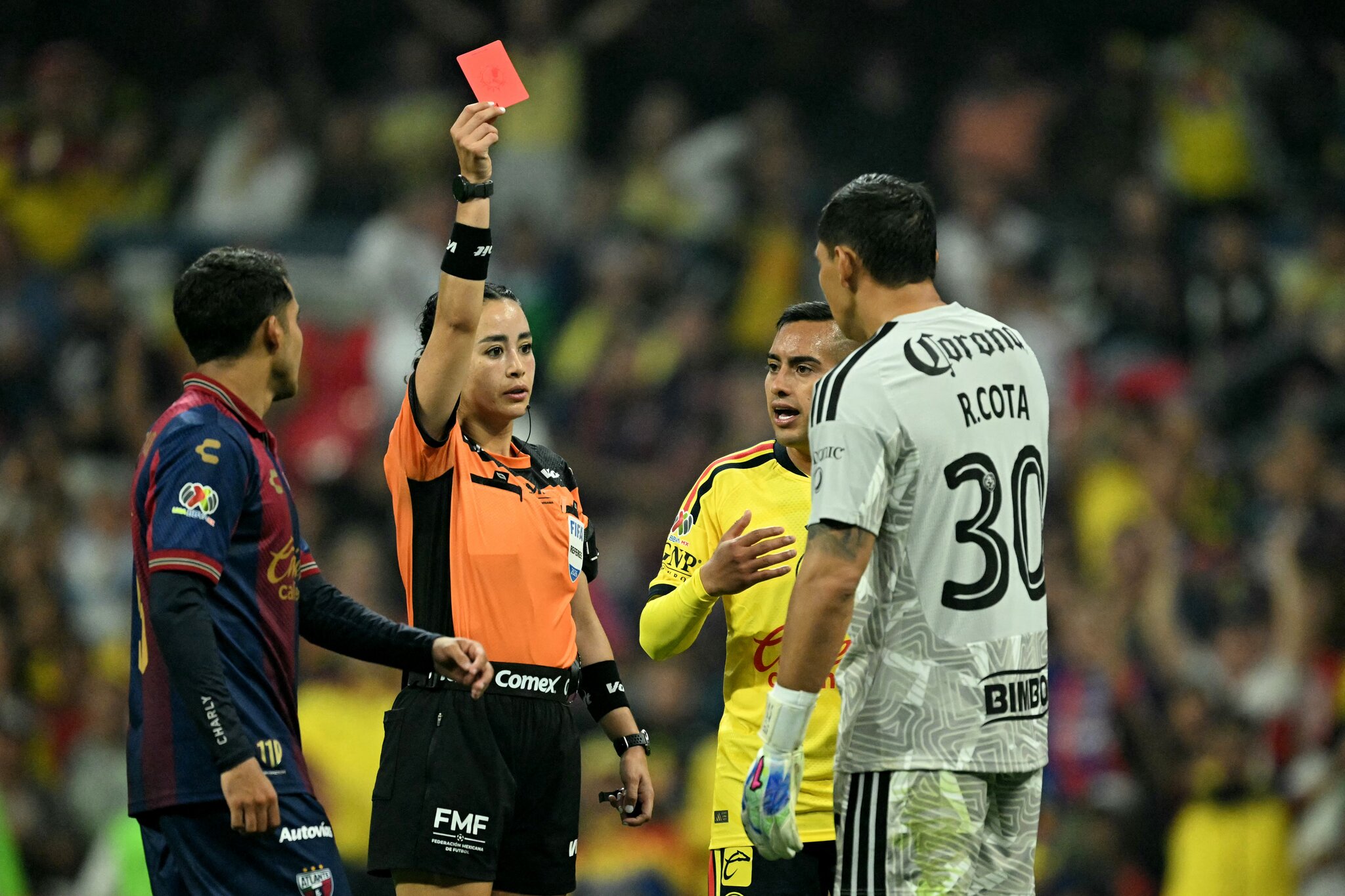 🎥 Completely lost his bearings: pro keeper's crazy handball