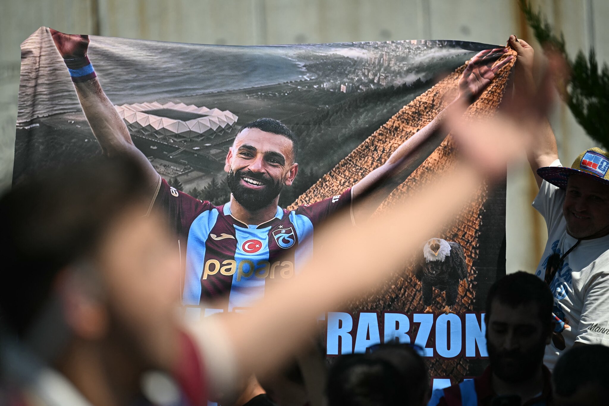 🎥 Mohamed Salah given heroes welcome in Trabzonspor unveiling 💥