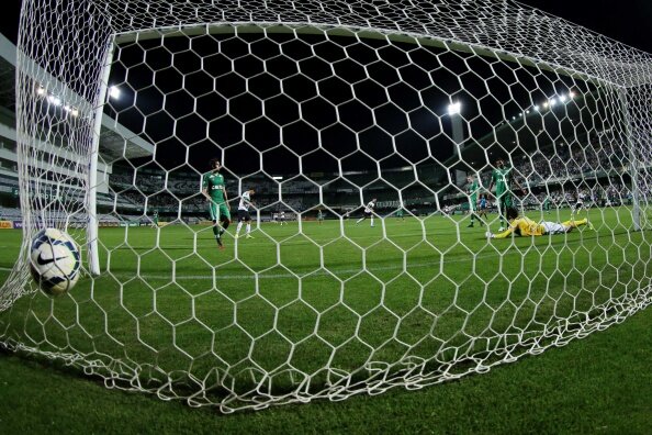 🎥 Scare for his team! Player falls into tunnel celebrating goal