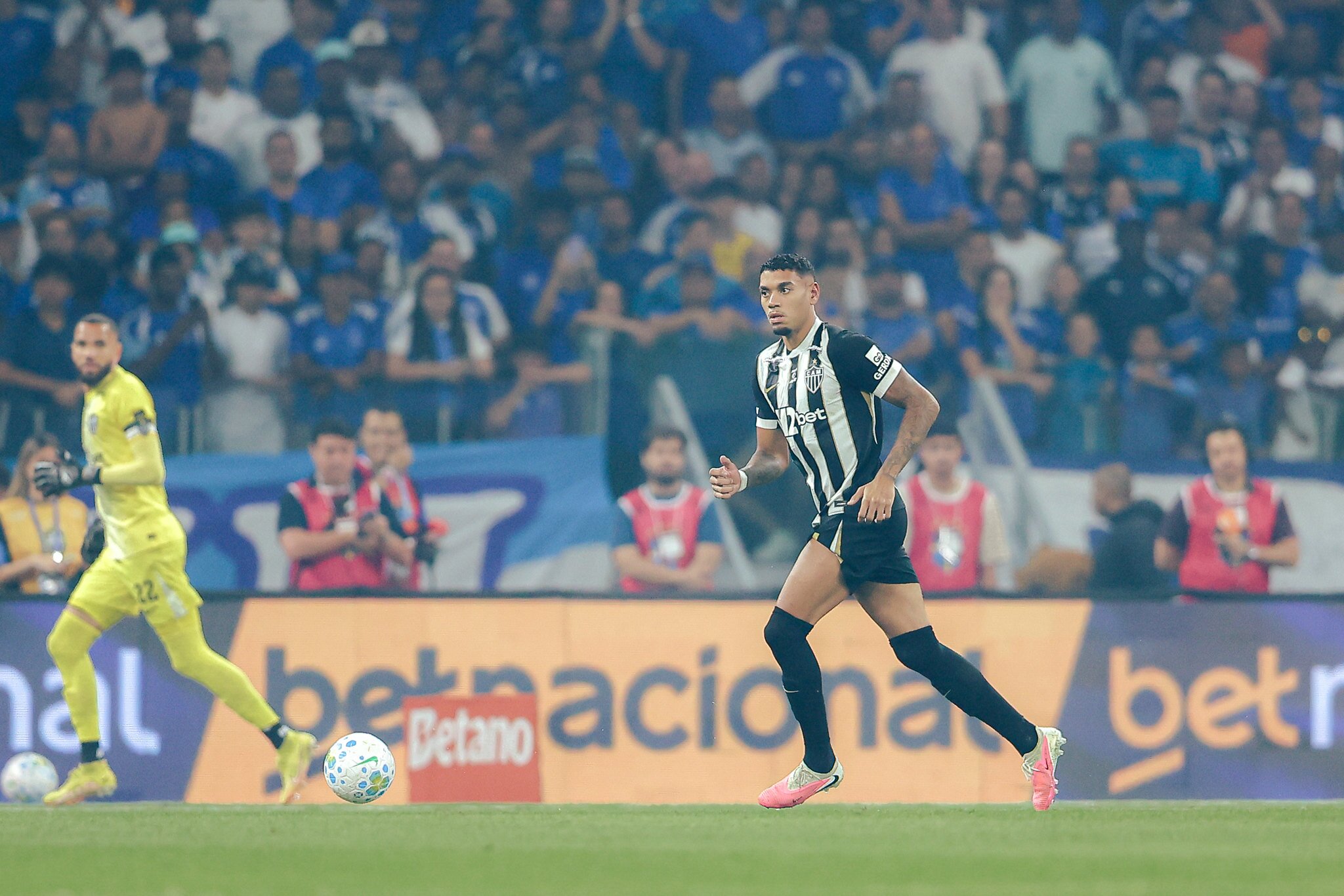 🎥 In the Mineiro derby, nasty fall forces sub, watch it and have your say