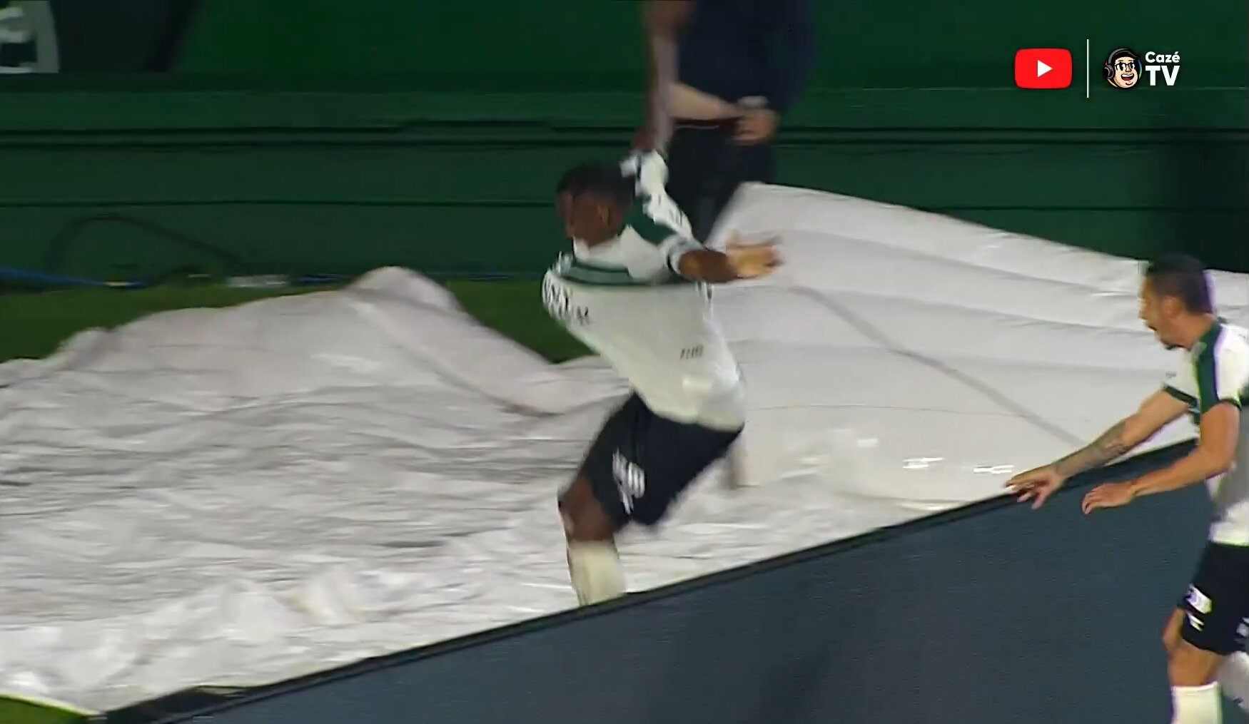 🤣 Coritiba player scores, falls into tunnel celebrating, watch 🎥