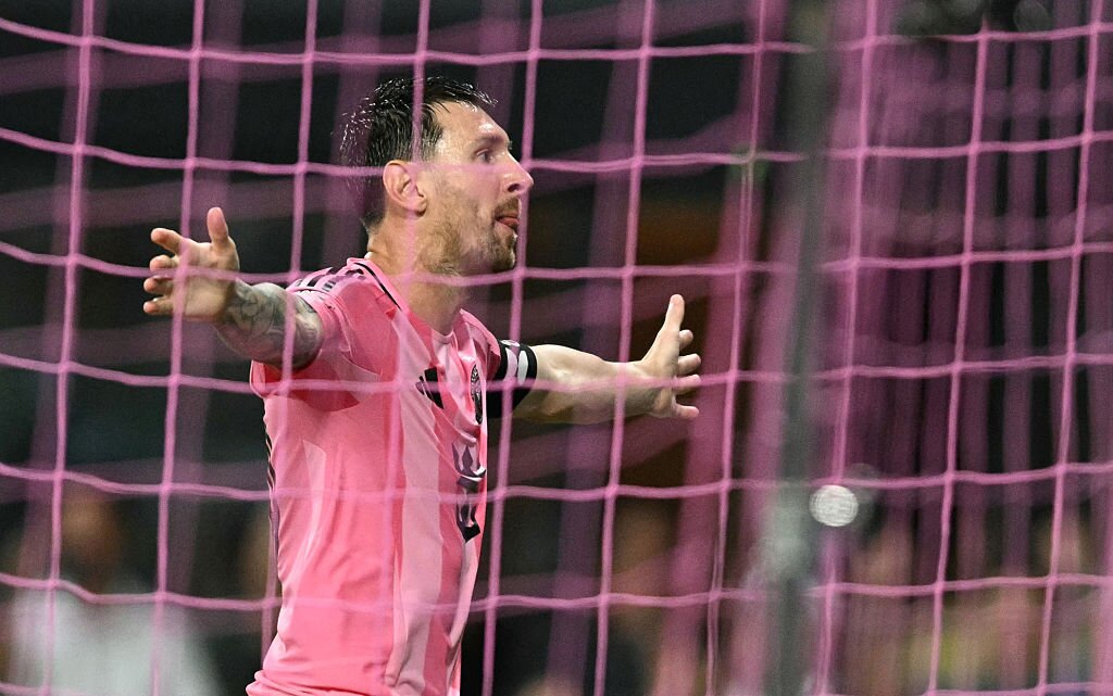 Messi scores TWO goals in 1st start since the World Cup 🎥