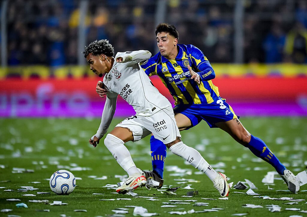 Corinthians survive scrappy game, red card and return alive from Argentina