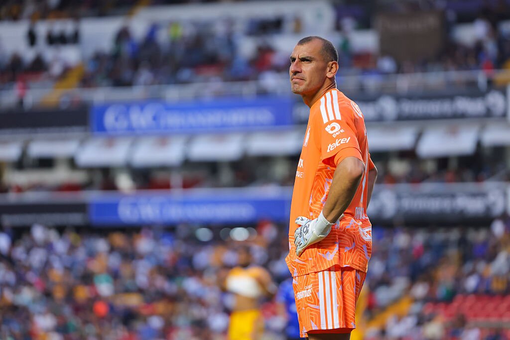 🚨 Lost his head! Nahuel Guzmán saw red for assaulting the referee