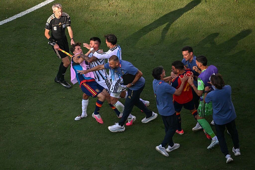 ⚖️ FIFA ban Paredes for 10 games, fine Gavi after World Cup final