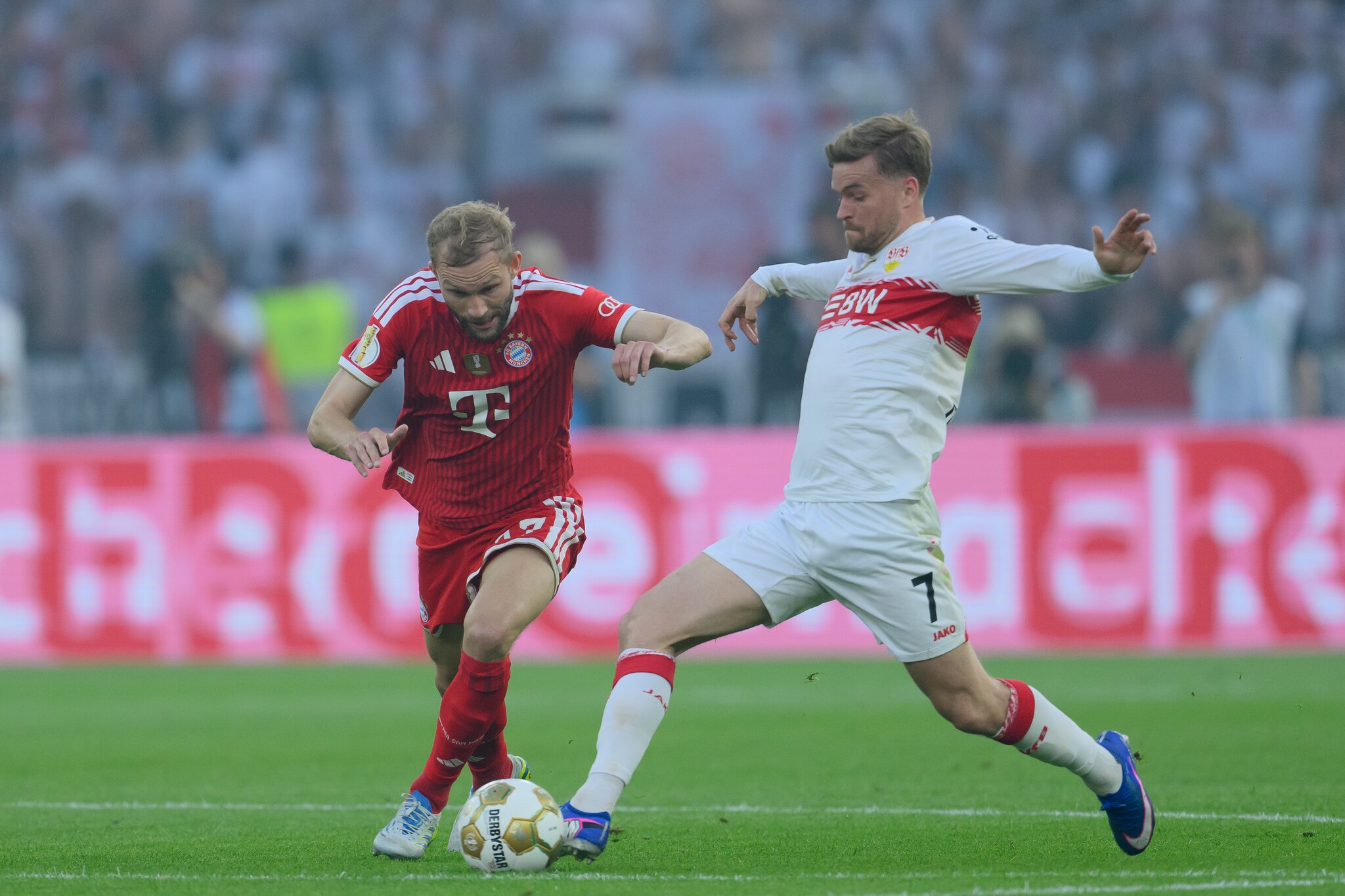 🚨 Shock in the Telekom Cup: Bayern star off injured after 9 mins