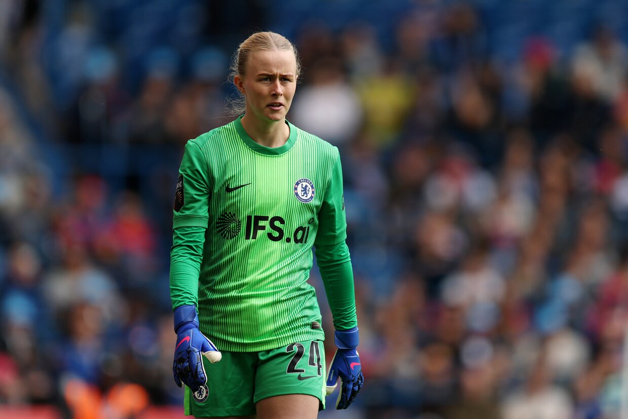 Hannah Hampton signs new Chelsea contract