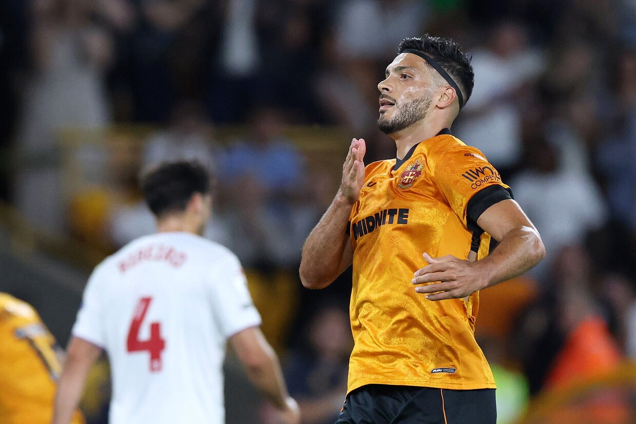 Jiménez penalty earns late point for Wolves in Championship opener