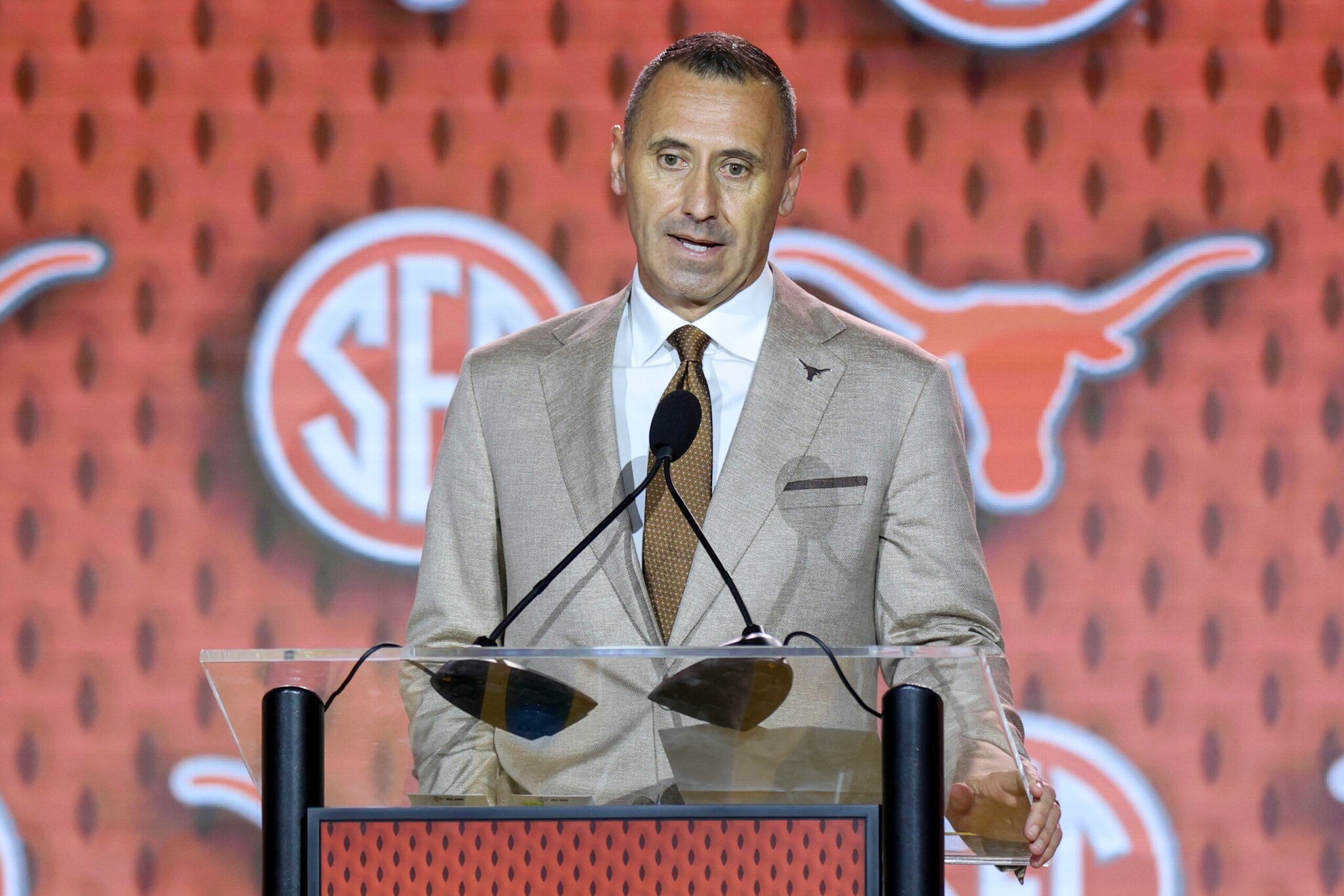 HYPOCRITE’ — CFB Fans Accuse Steve Sarkisian of Two-Faced Behavior as Longhorns HC Draws Moral Line in Sand Against NFL Returnees