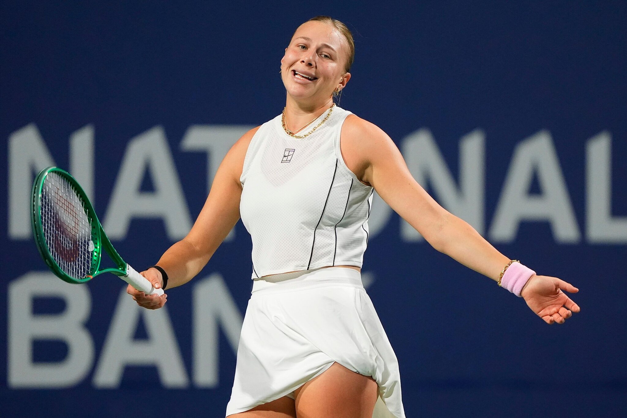 Amanda Anisimova Reduced to Tears As Canadian Open Struggle Against Elina Svitolina Takes Its Toll