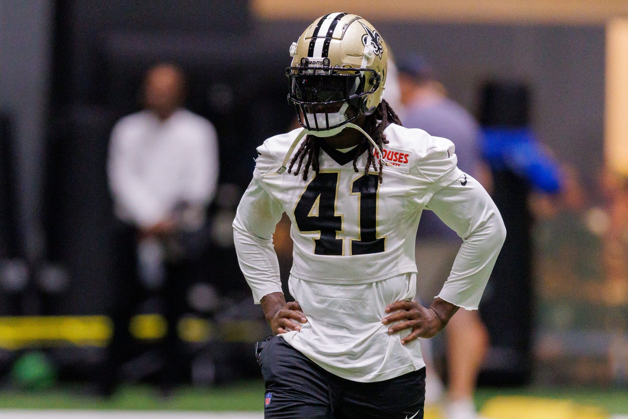 Something Is WRONG’ — Saints Fans Freak Out Over Alvin Kamara’s Knee Injury As New Orleans’ Bad Luck Continues