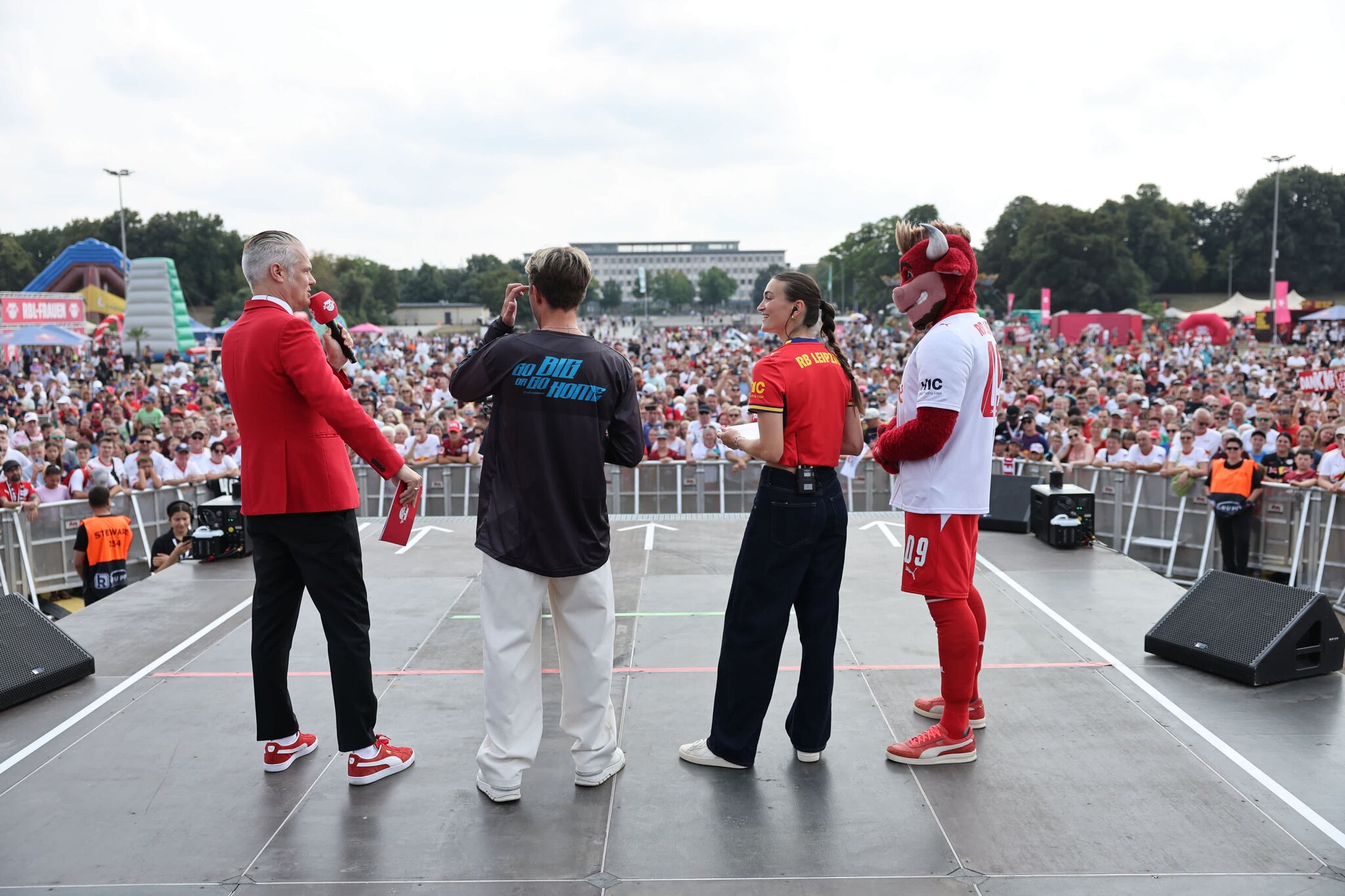 12,000 fans celebrate season opening event