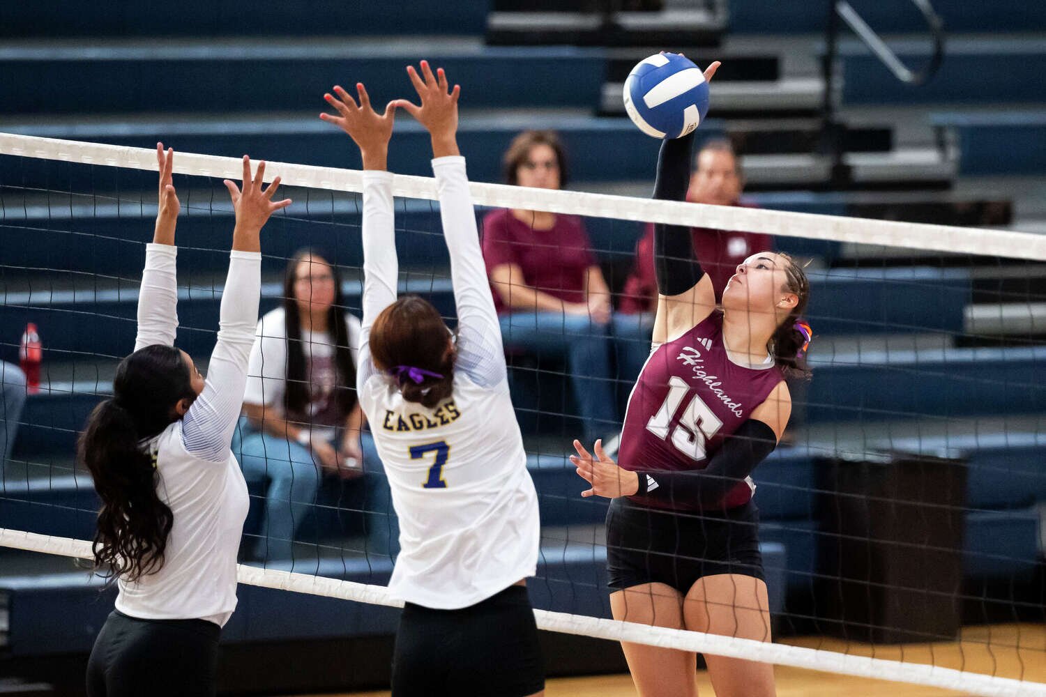 Highlands volleyball pushes through rough start to sit in first place in 27-5A