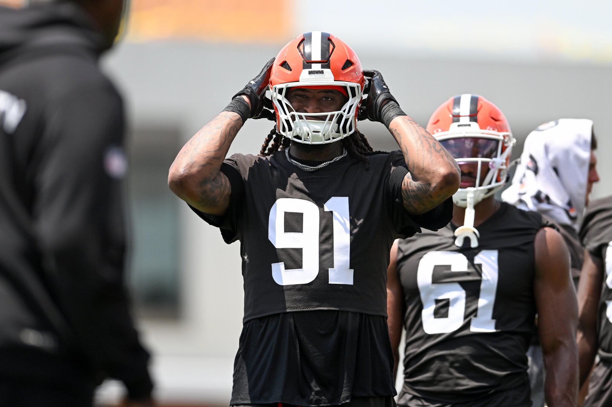 Browns DE Alex Wright injured, carted off during Bills joint practice; roster concern rises