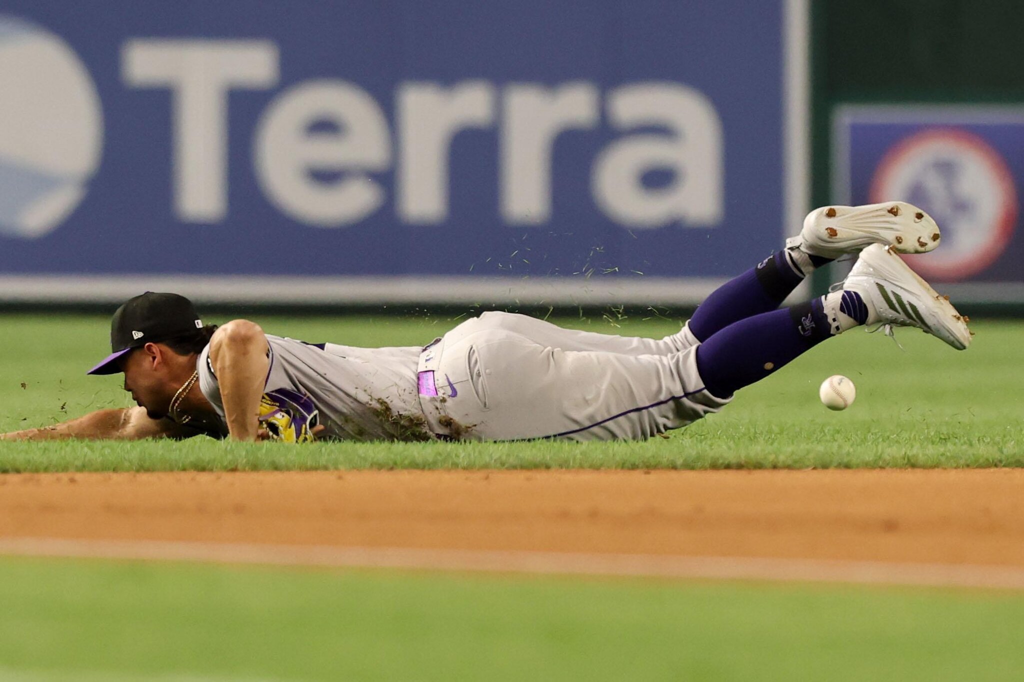 Ezequiel Tovar exits Rockies-Nationals game with left wrist strain