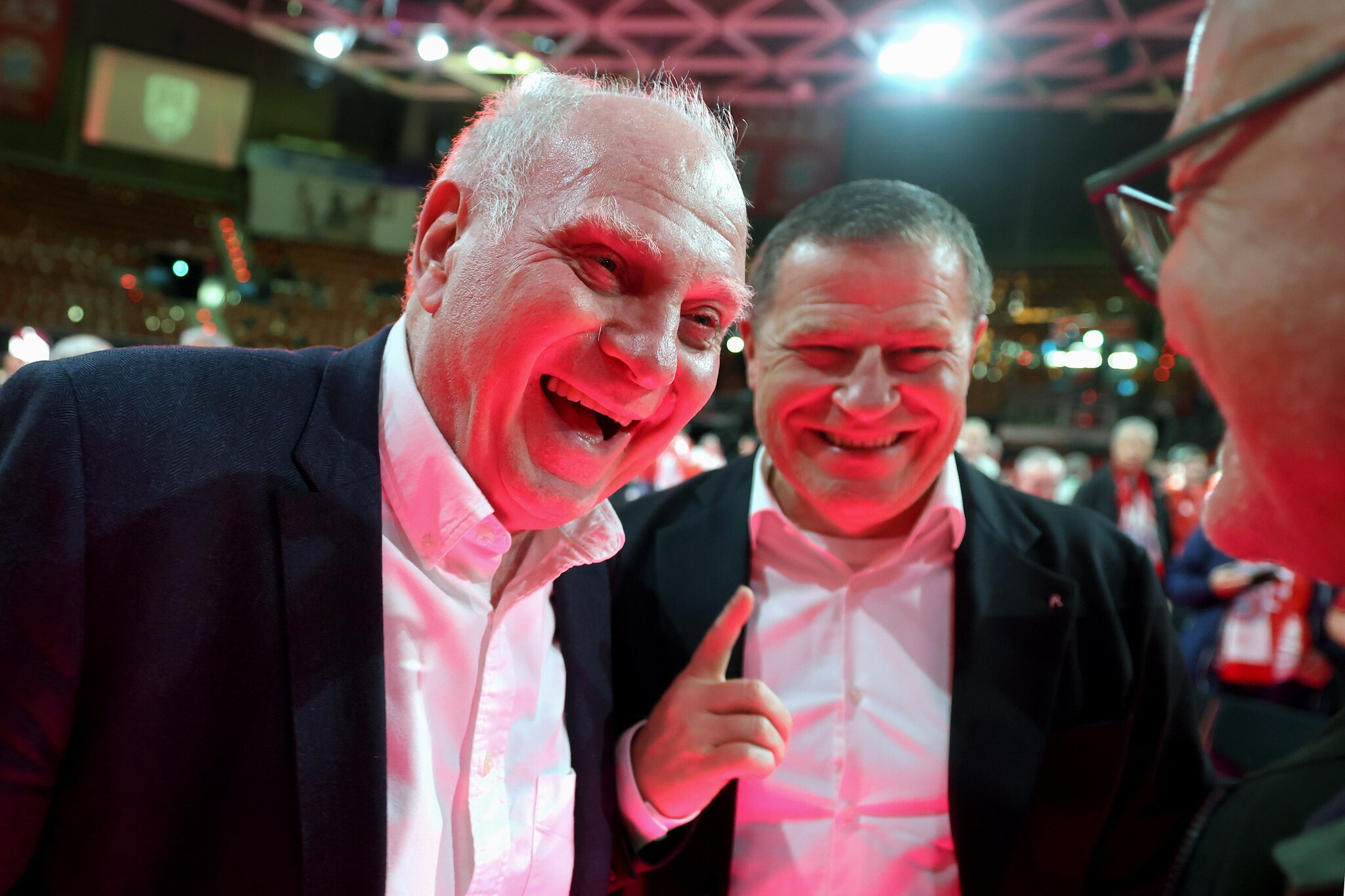 Bayern Munich News: No more pressure for player sales at FC Bayern; Details on the plan for a striker in 2027; and MORE!