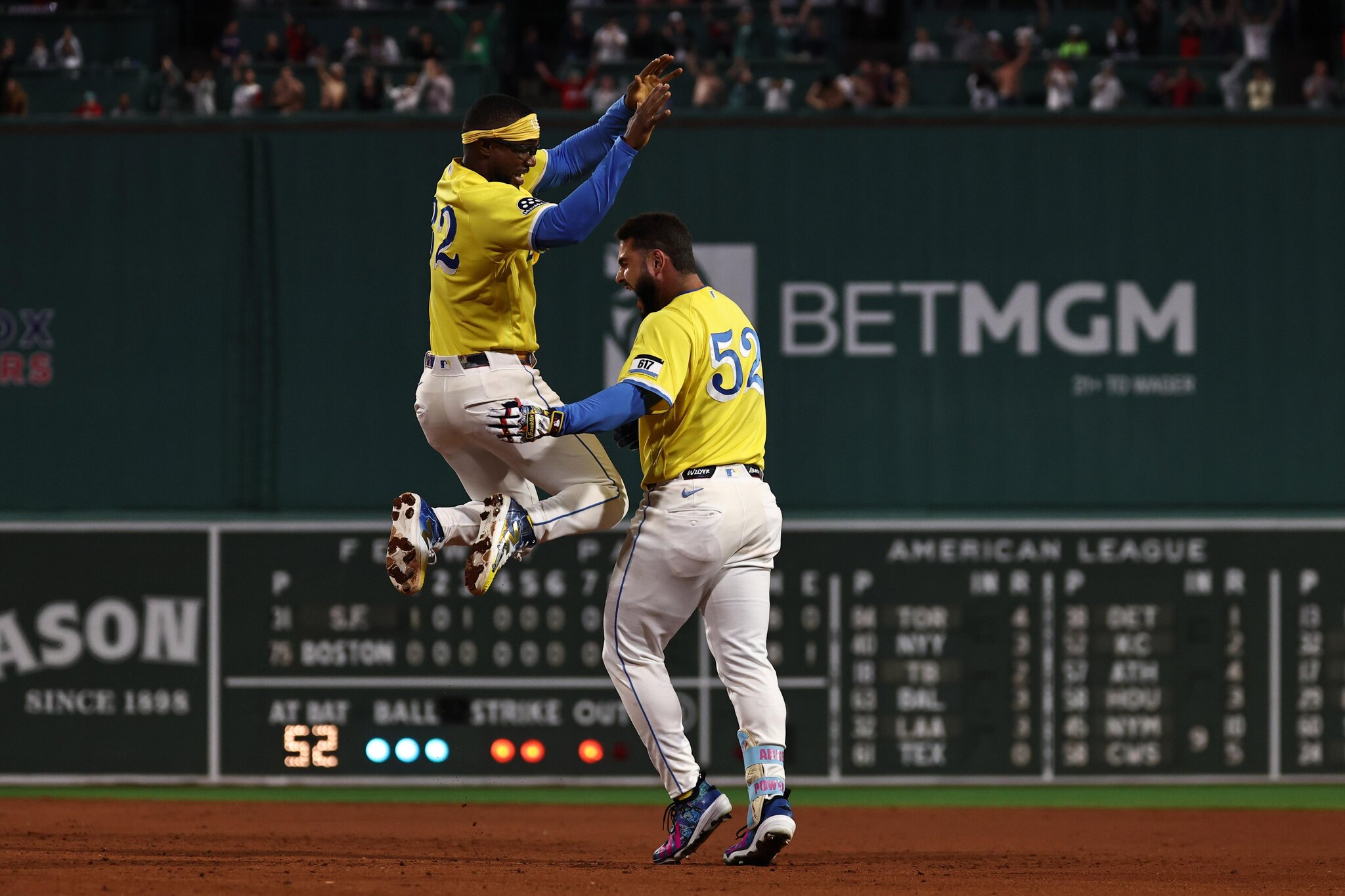 The magic hasn’t run out yet, Red Sox beat Giants 3-2 in late-inning thriller