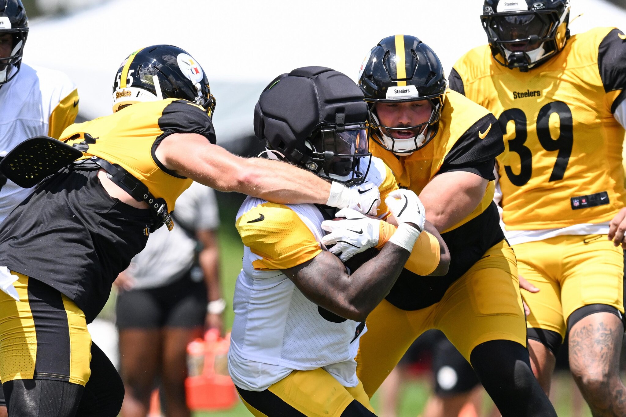 Steelers training camp: Punches thrown and a clear leader for the RB3 role headline Sunday’s practice