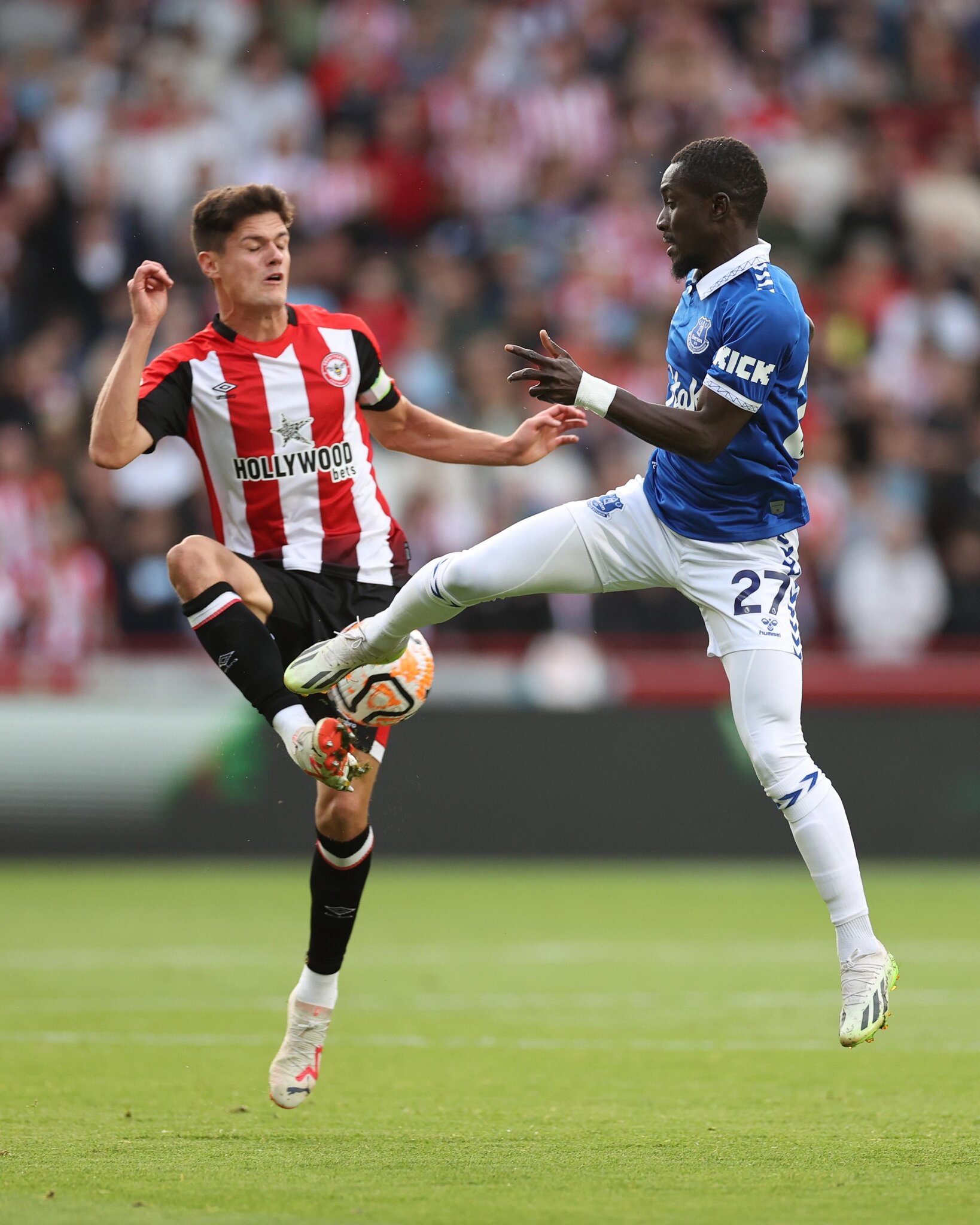 Everton make move for defensive midfielder