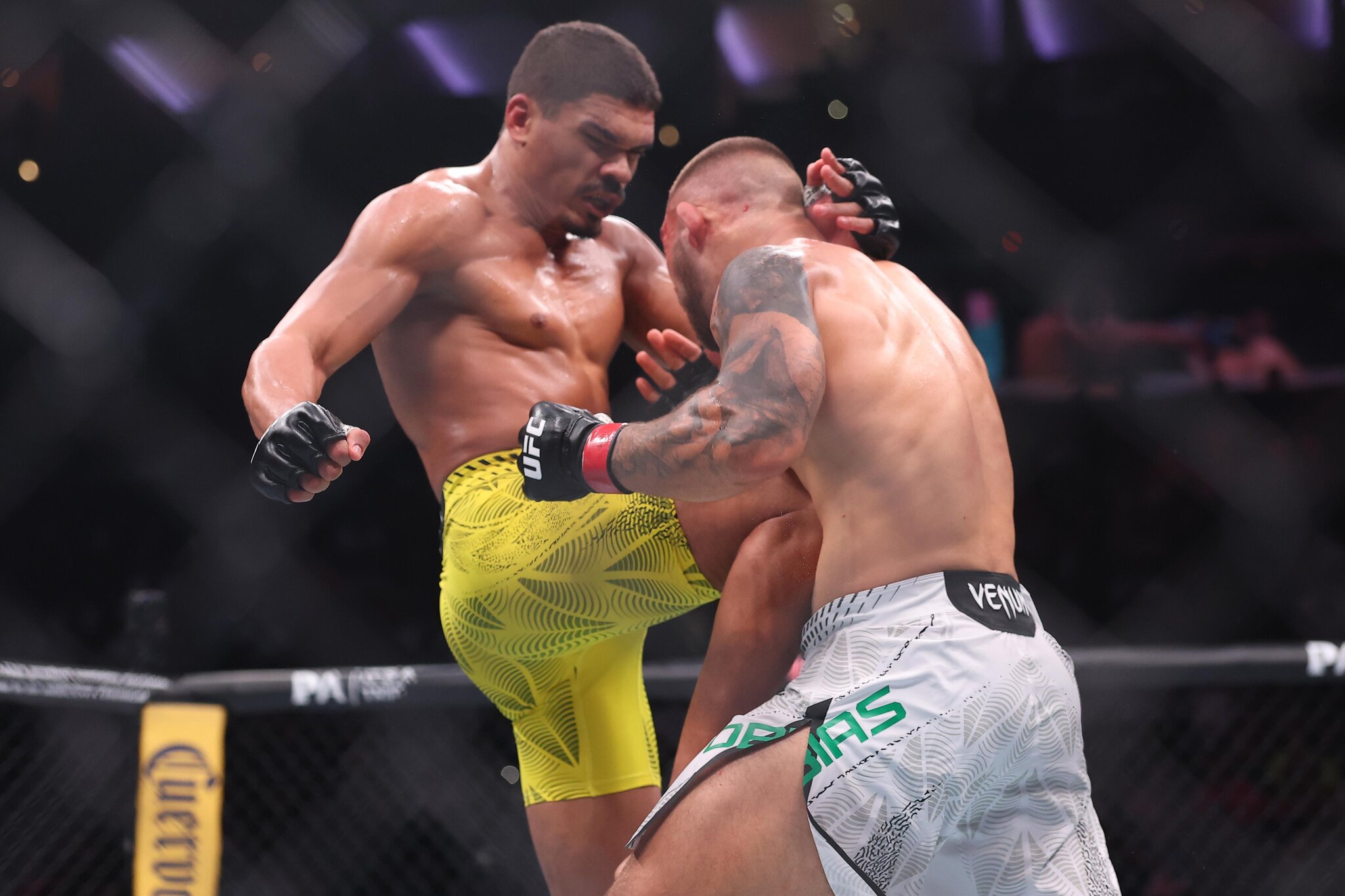 UFC 330 video: Lucas Fernando destroys Rafael Tobias with brutal knee to the body