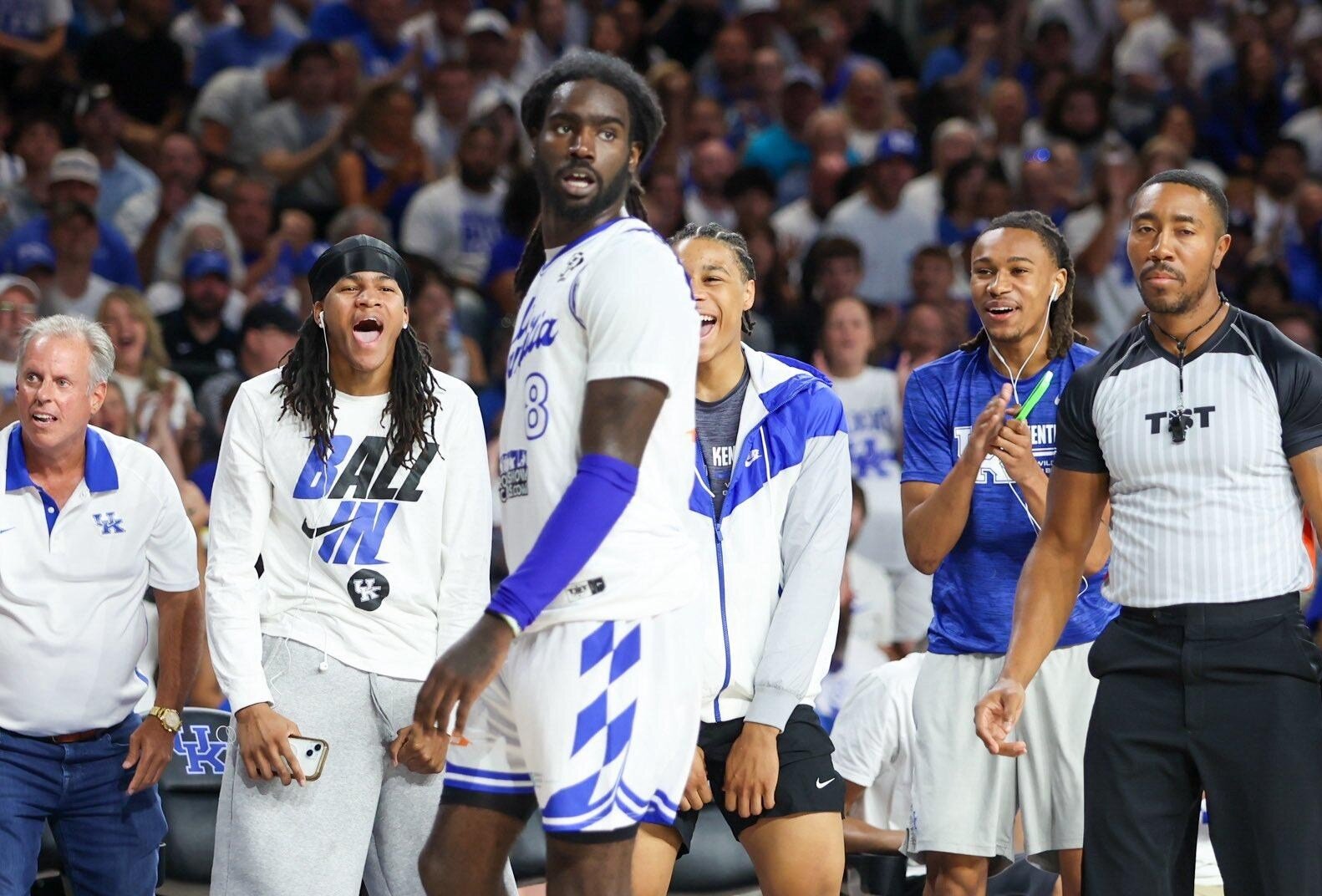 Twitter celebrates La Familia defeating JHX Hoops to win Alumni Championship and make TBT Final