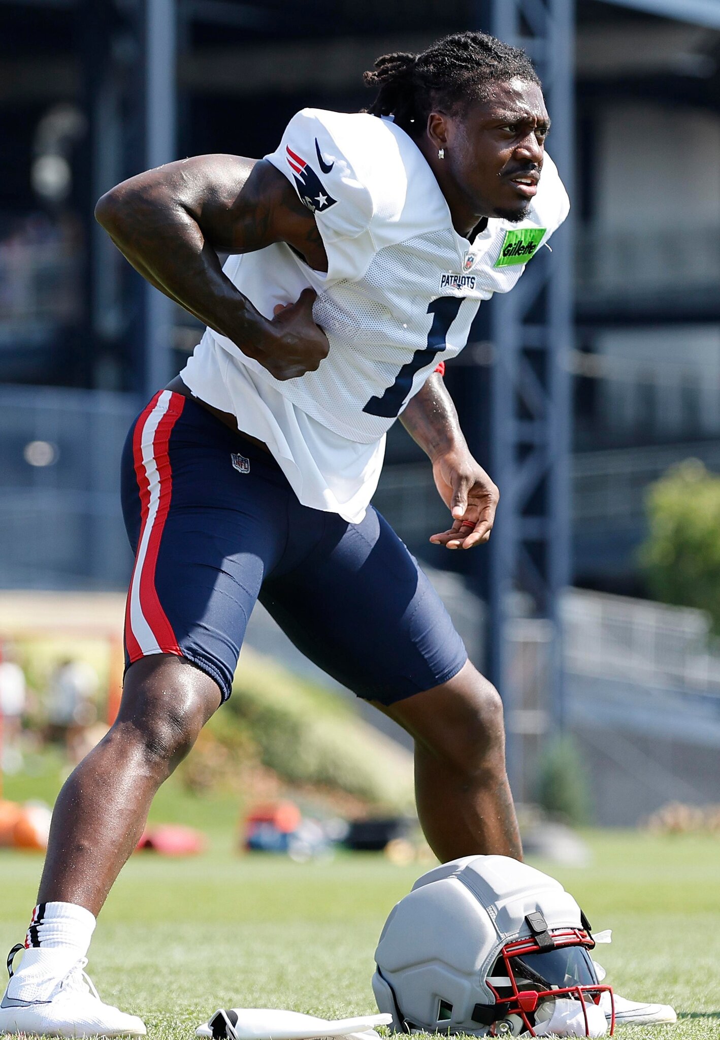 A.J. Brown suffers dislocated thumb at Patriots practice