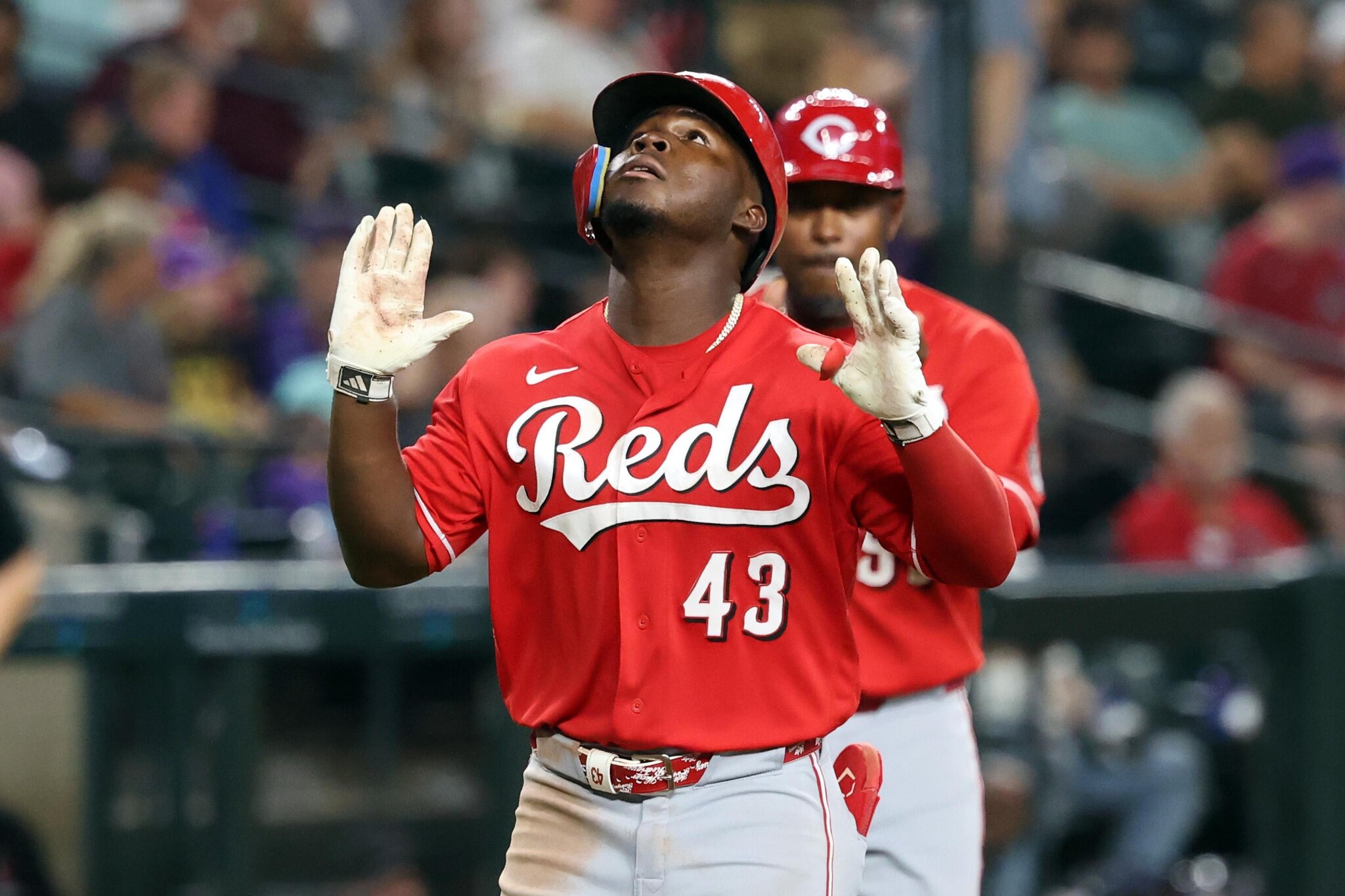 Reds roar back for 10-9 win over Giants with 7-run 9th inning