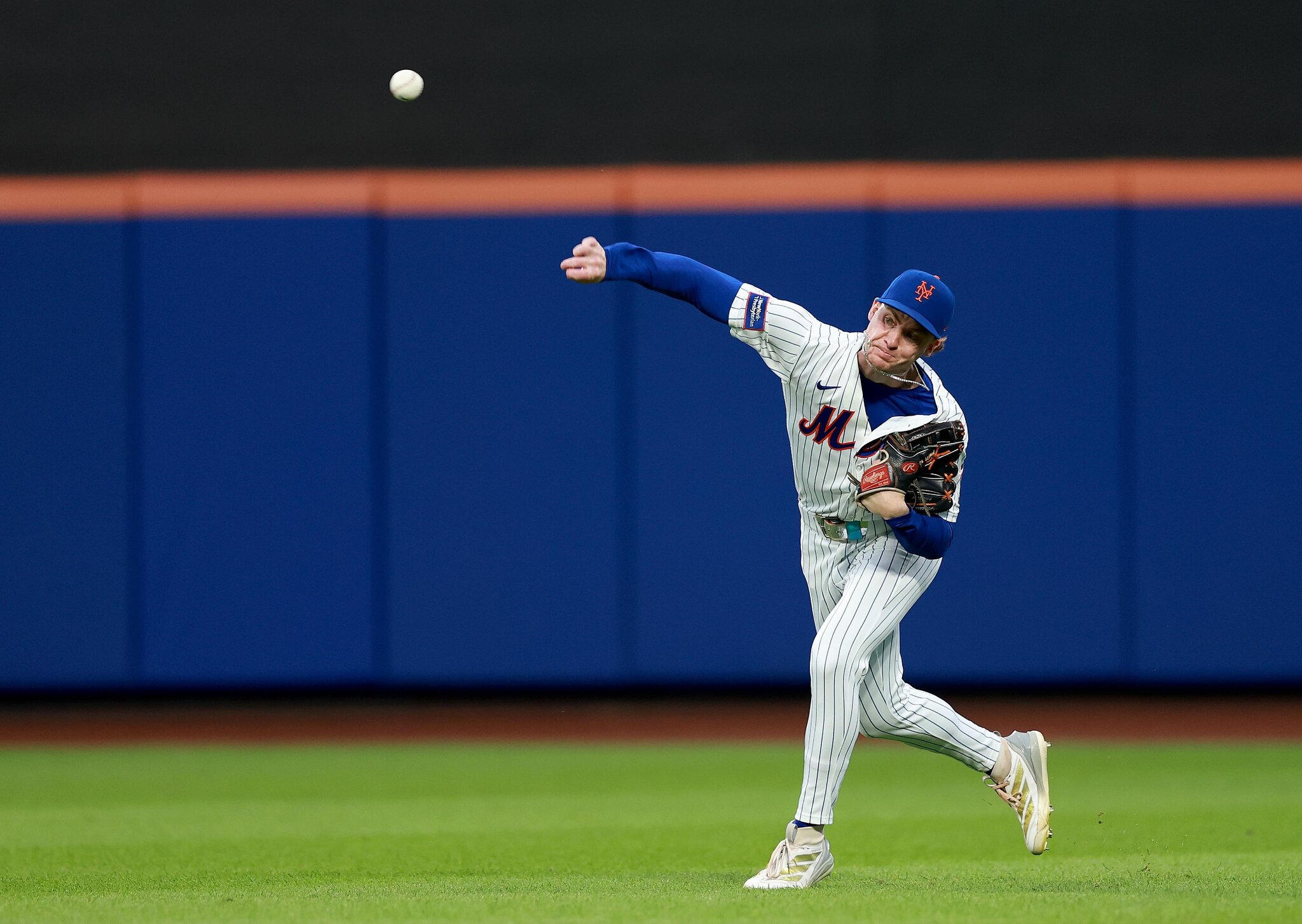 Stellar defense secures a Mets win against Padres