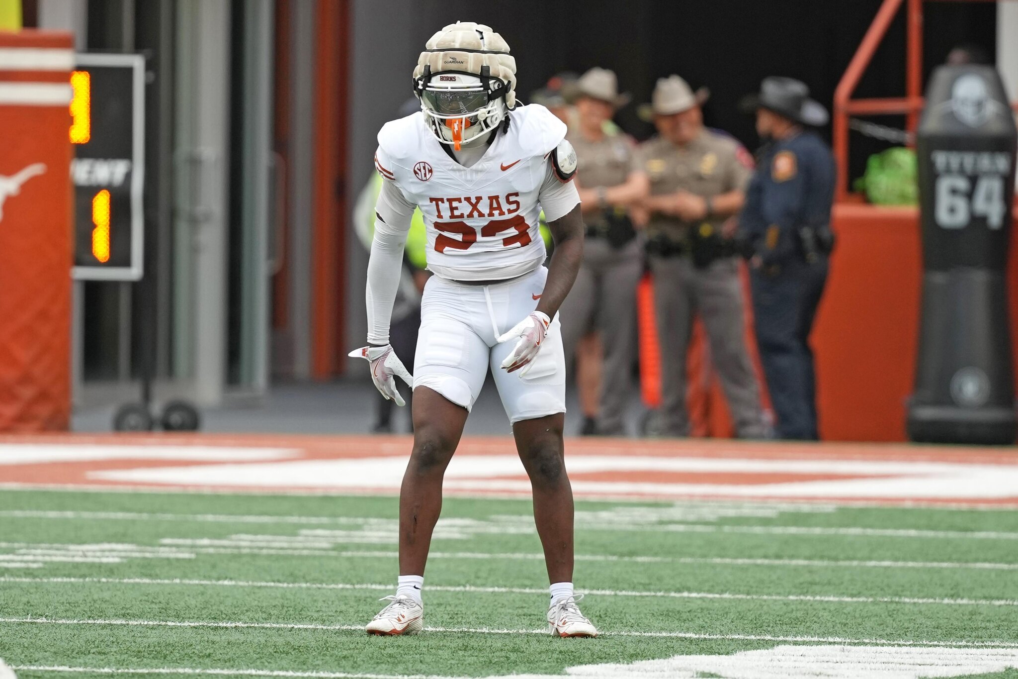 Texas moves Jordon Johnson-Rubell to LB