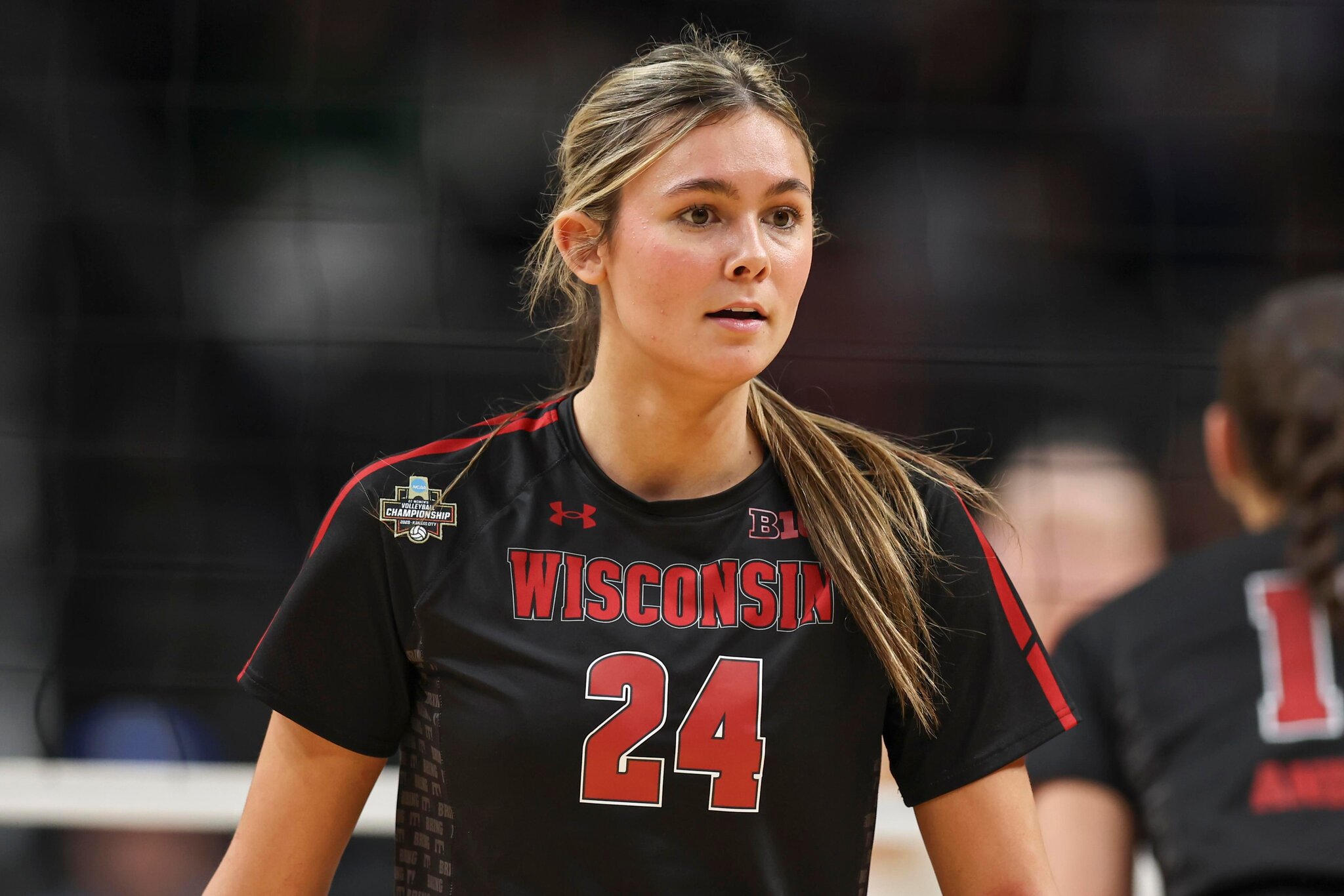 Badgers split games in AVCA First Serve vs. pair of top 10 teams