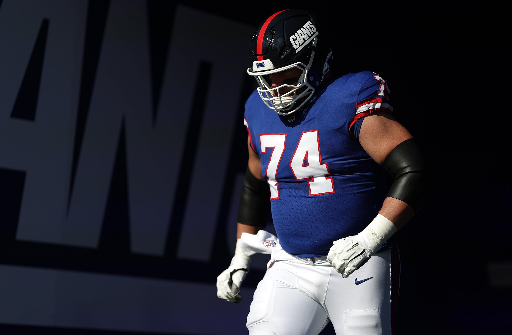 Patriots host veteran offensive lineman Greg Van Roten on visit, per report
