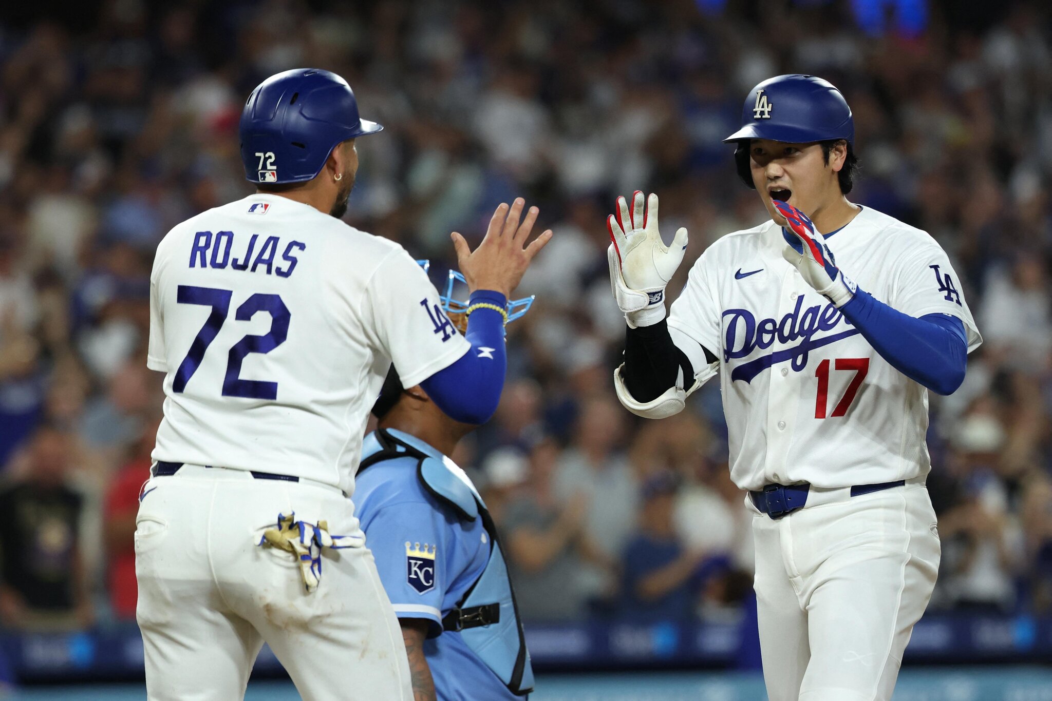 Dodgers use long balls to finish the sweep