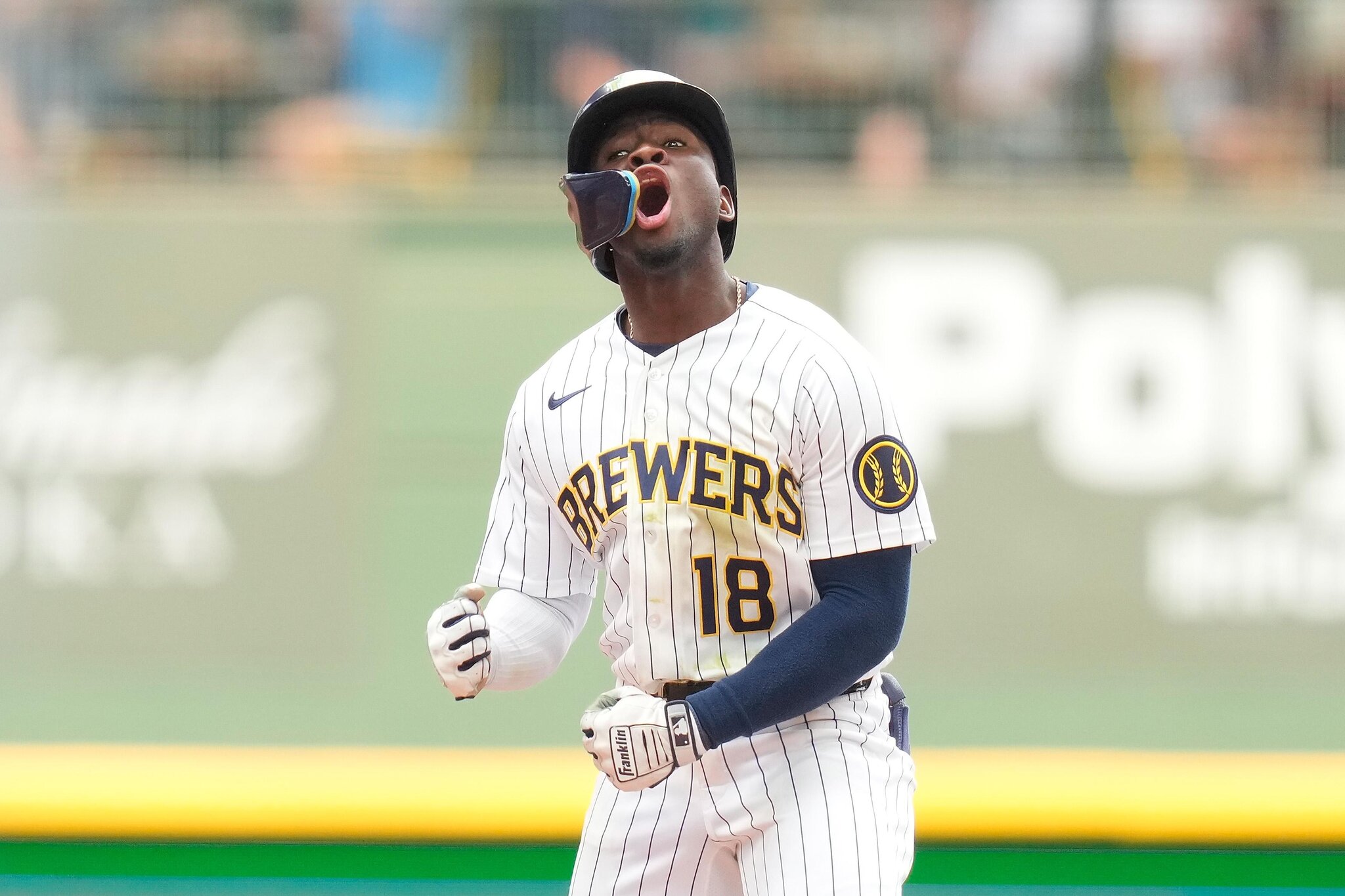Brewers bounce back with blowout win, even series against Giants