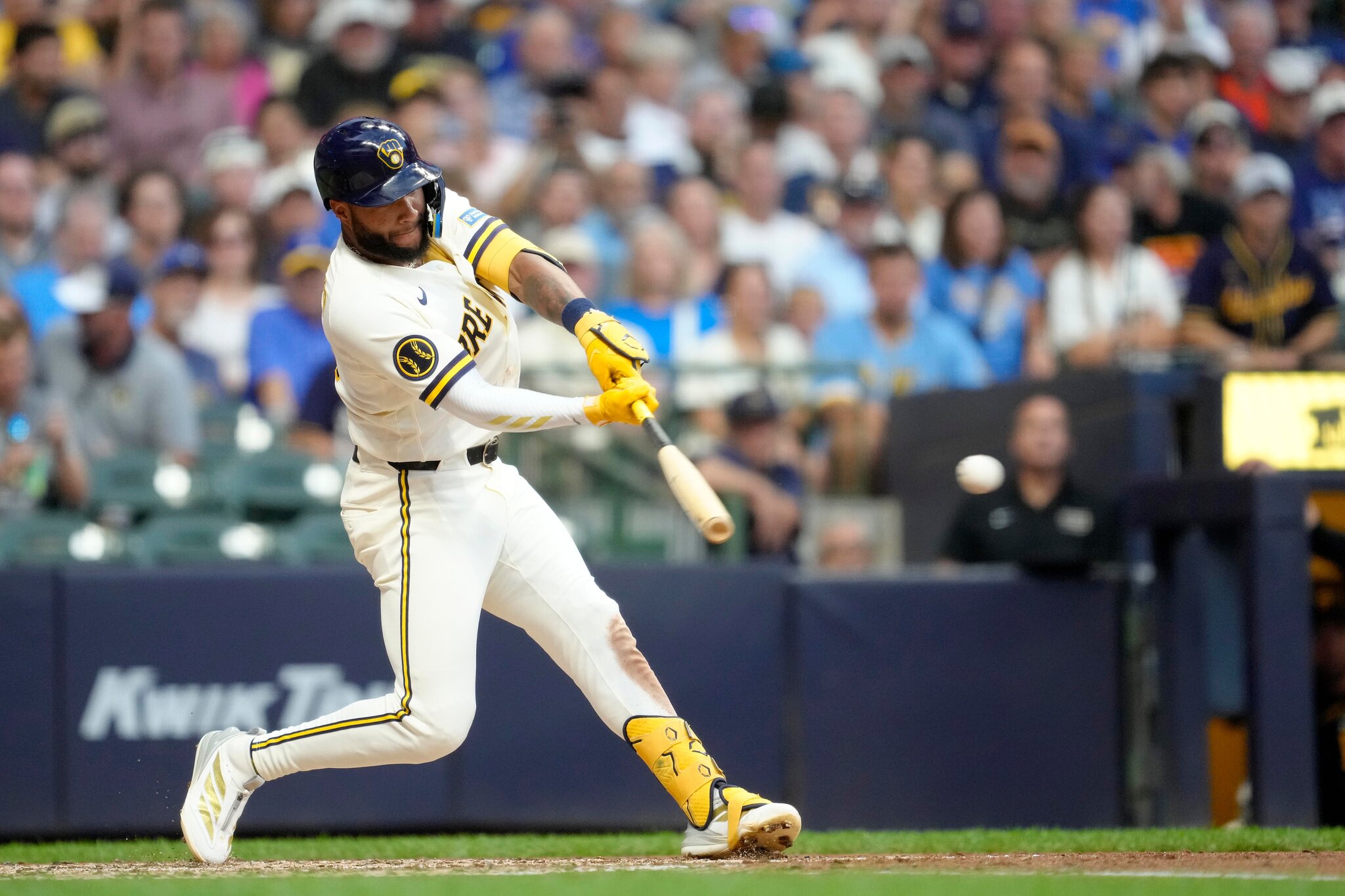 Chourio, Henderson lead Brewers to 4-2 victory