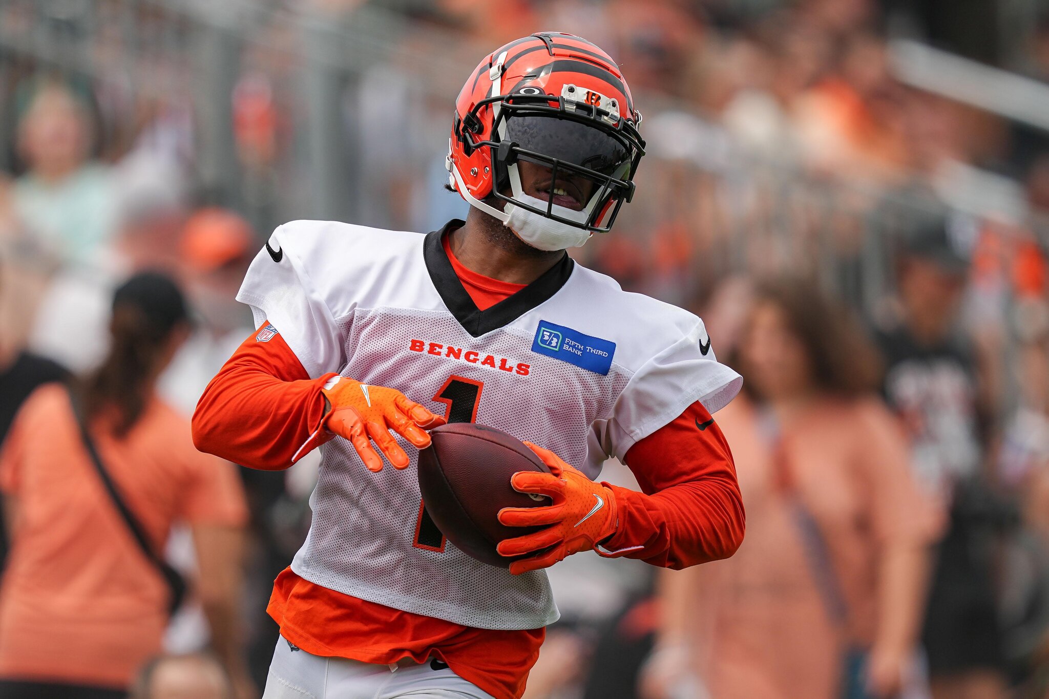 Bengals react to Ja’Marr Chase vs. Jalen Davis skirmish in Day 1 of Bengals training camp