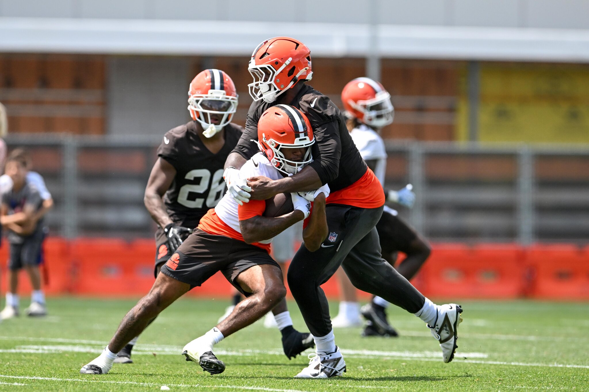 Browns injury: Key rookie walks off slowly holding his shoulder (Videos included)