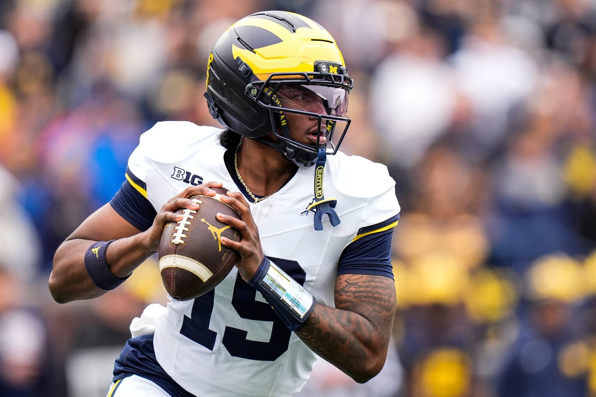 Recruiting Roundup: Fast-rising QB recruit to visit Michigan this fall