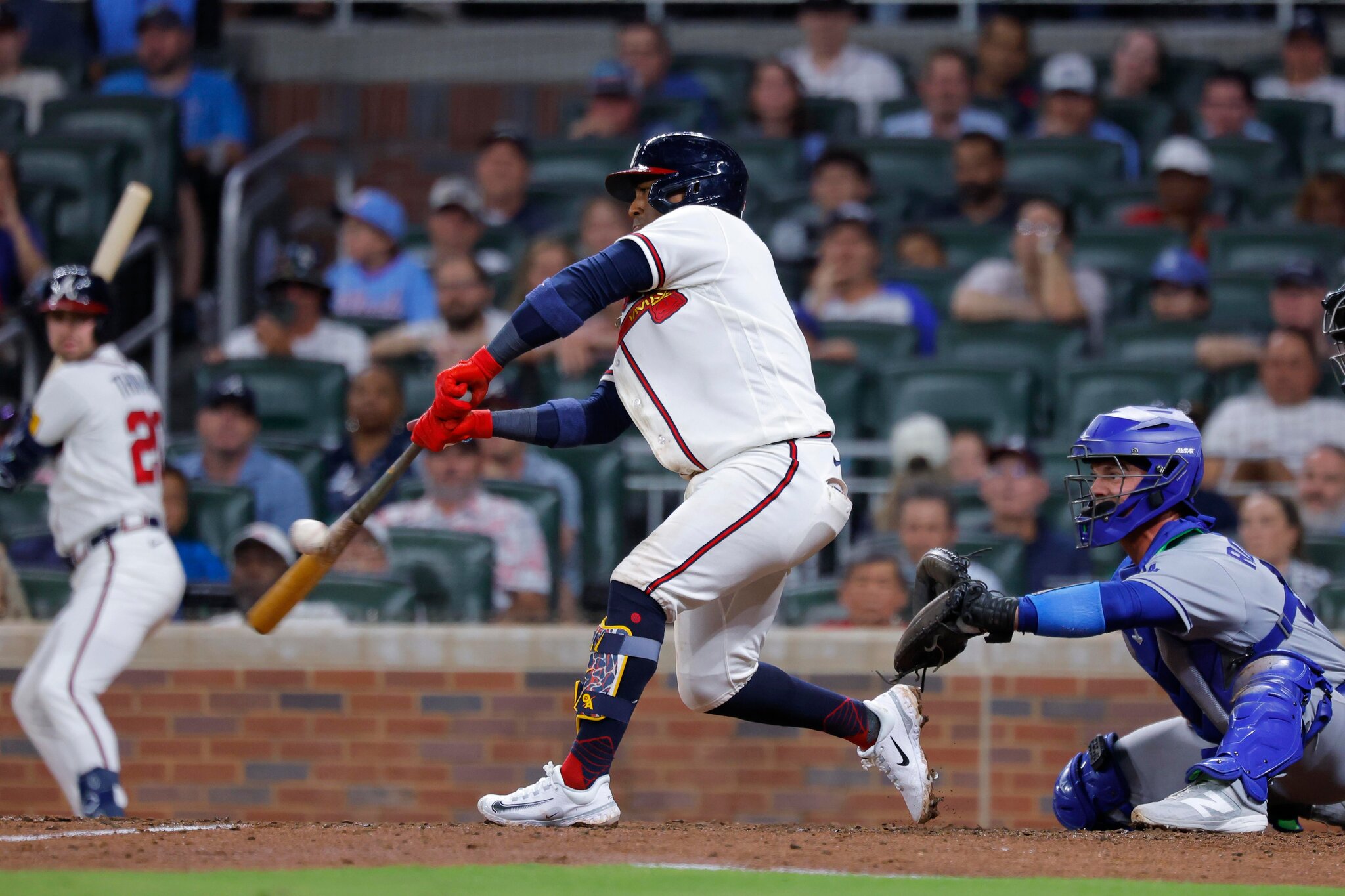 Braves find enough grass to manufacture 4-3 win over Dodgers