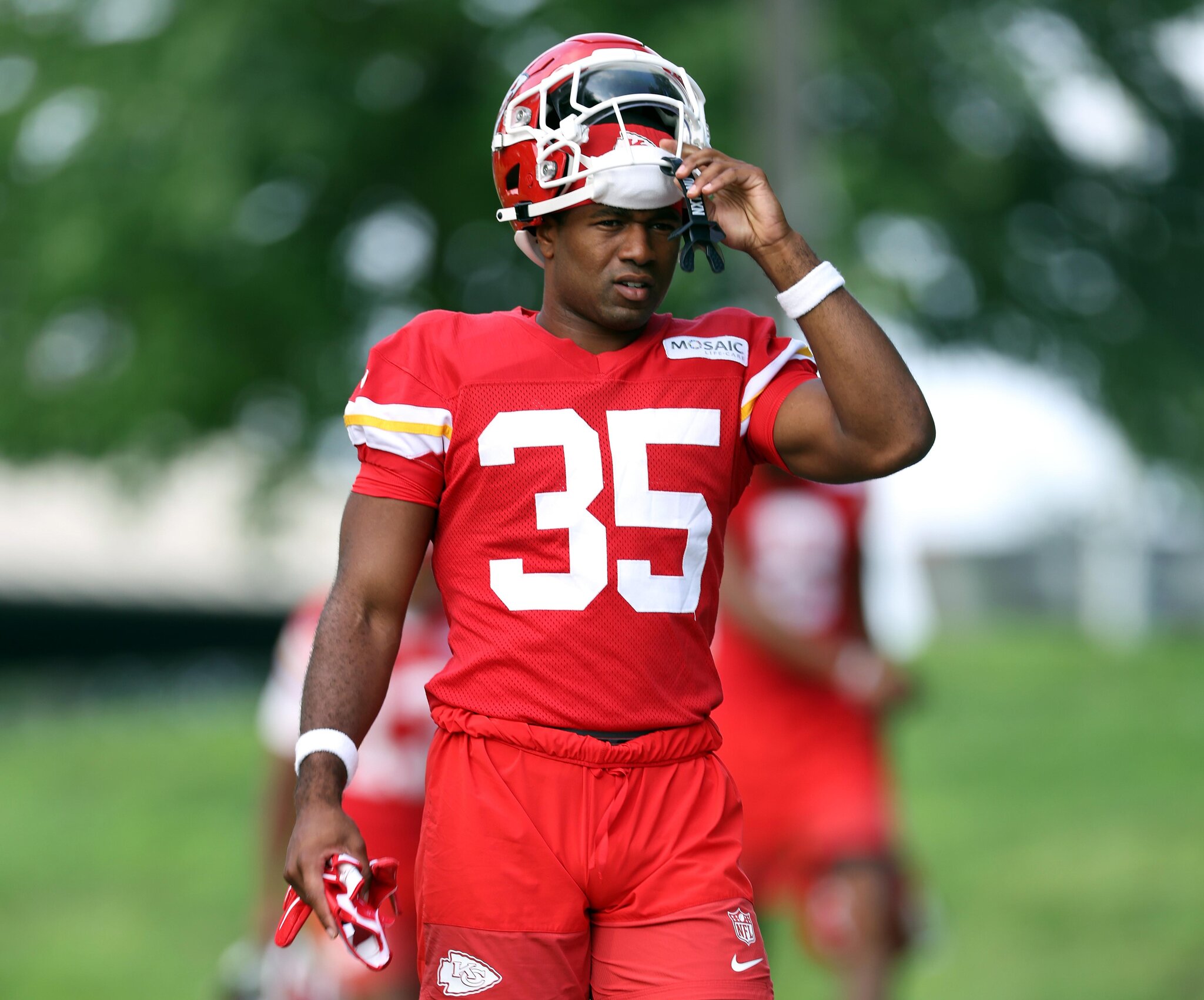 Chiefs’ rookie E.J. Smith has different path to NFL than his father did