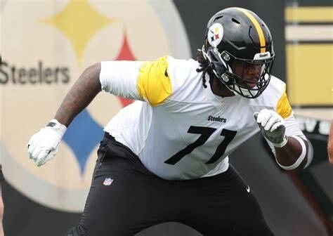 Steelers first-round pick Max Iheanachor leaves practice early with apparent injury
