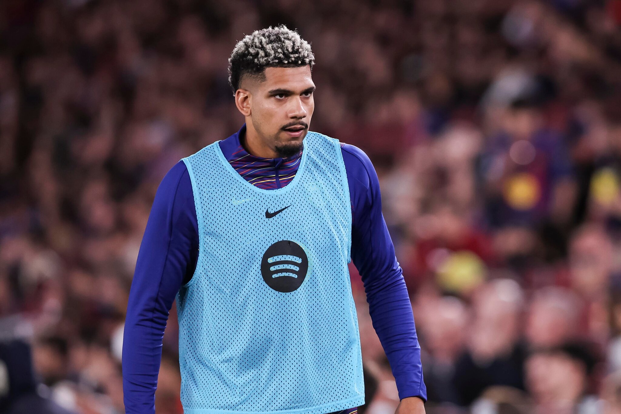 Which center-back should Barcelona sign to replace Ronald Araujo?