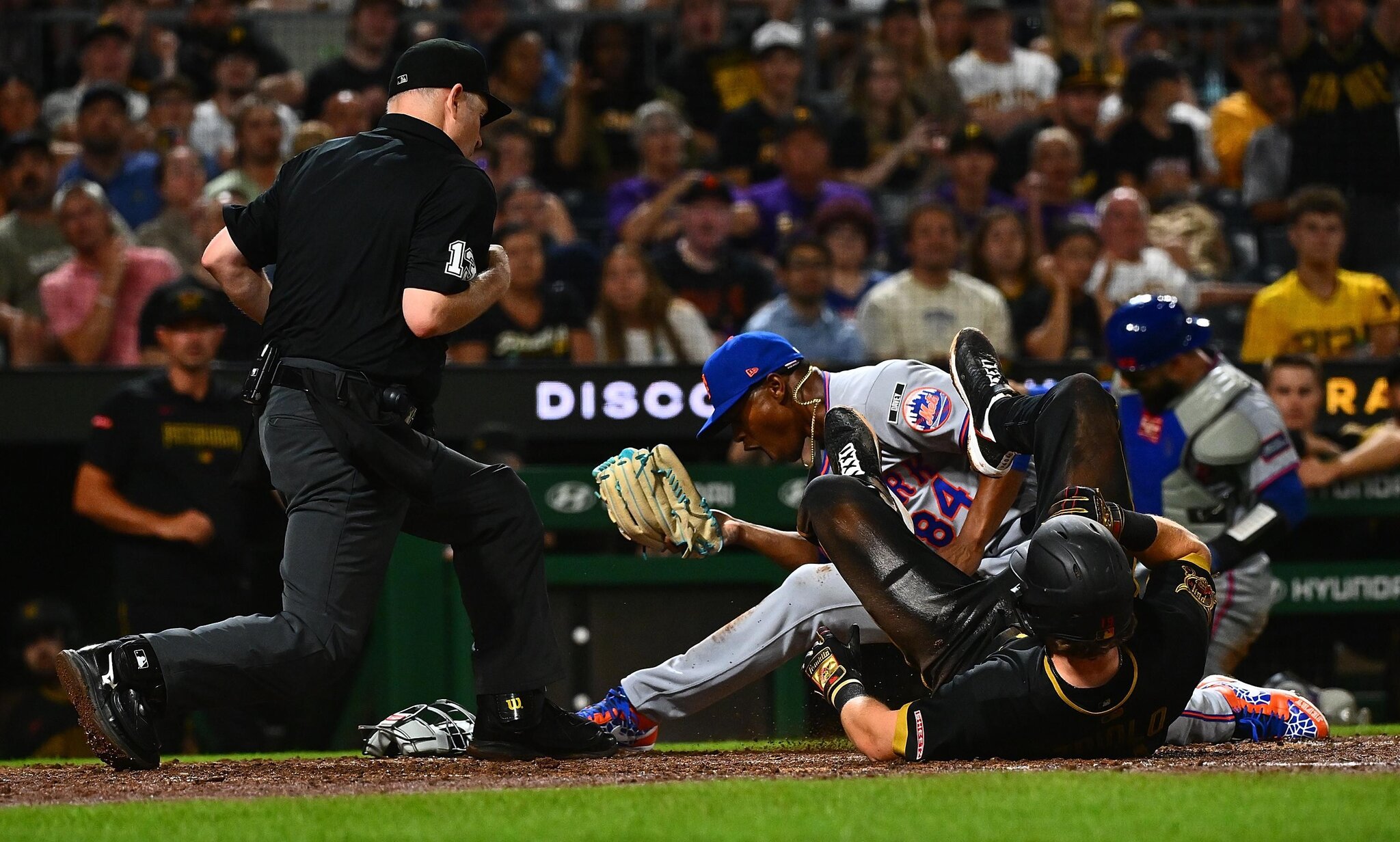 A four-run third and web gems buoy Mets over Bucs