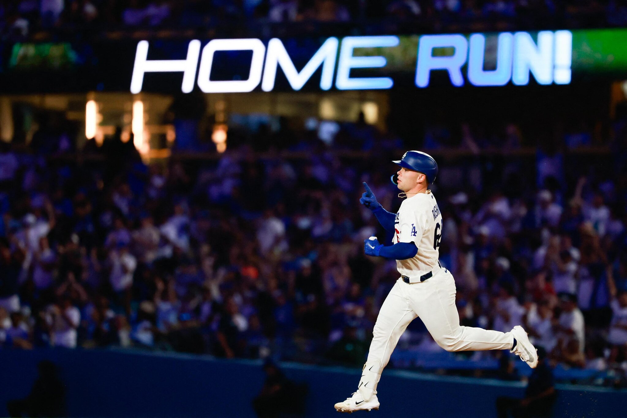 Dodgers bludgeon Mariners 6-2 with measuring stick