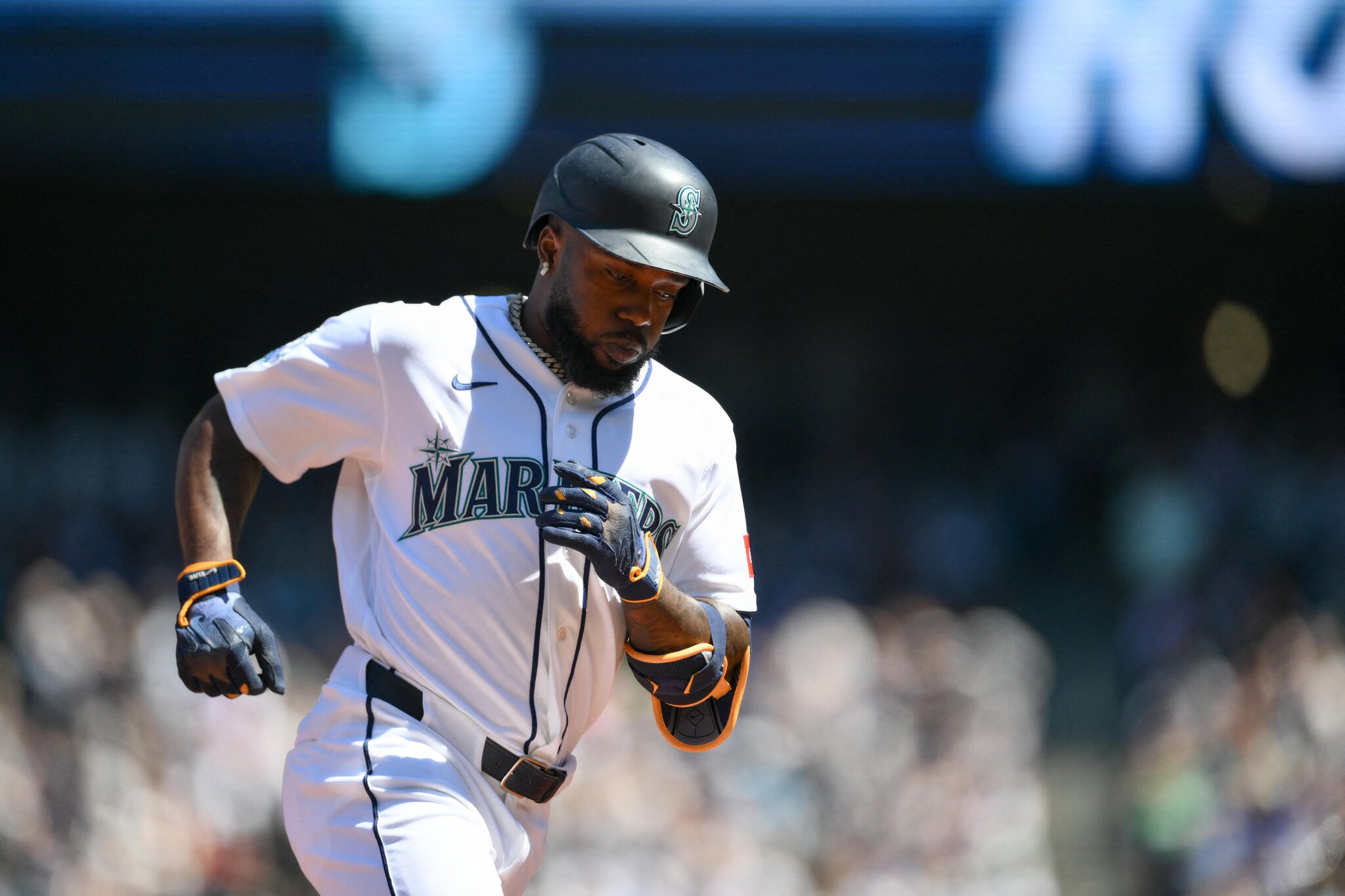 Ugly wins are still wins: Mariners walk off Twins, 4-3